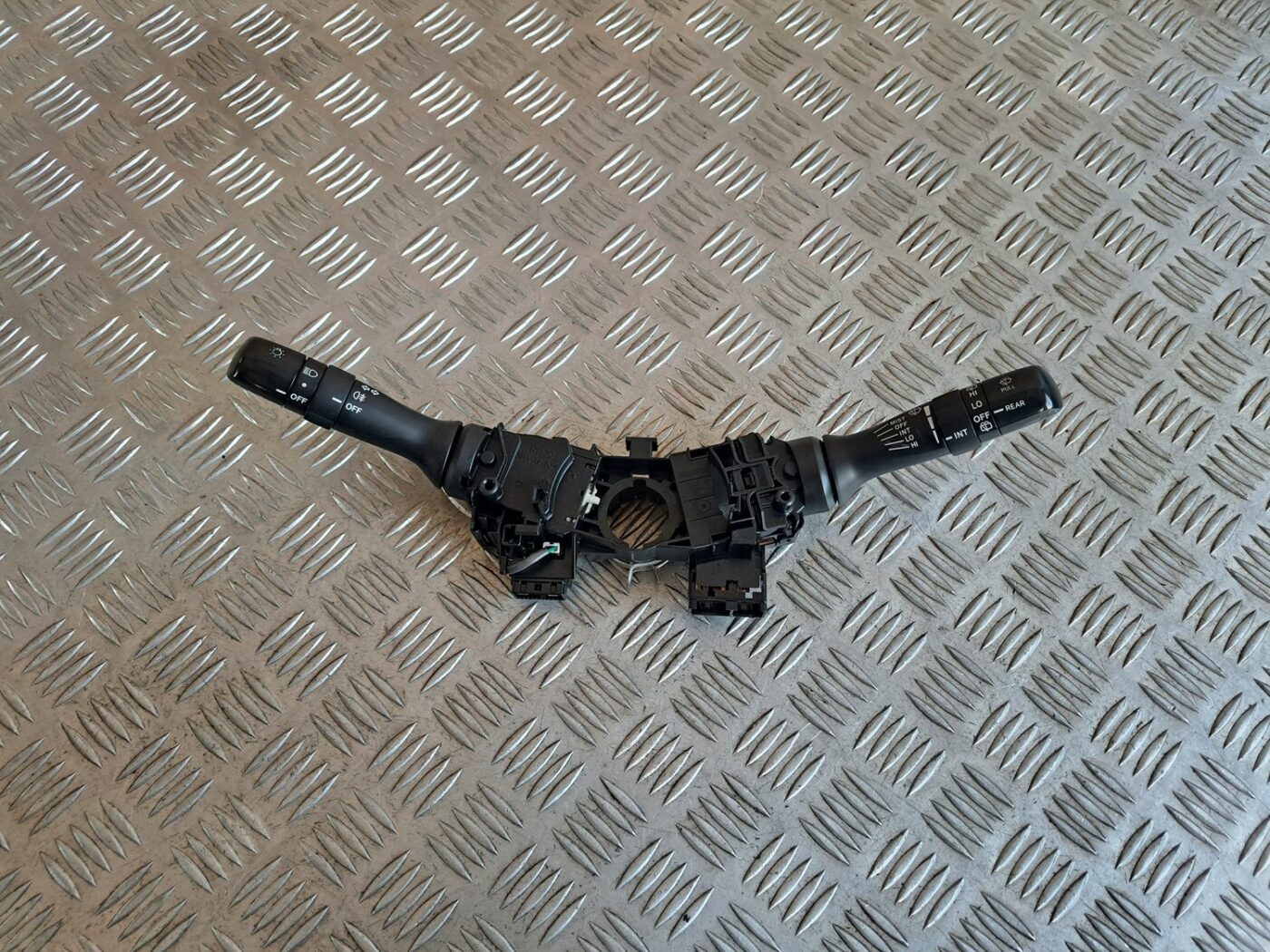 Stūres statnes slēdzis priekš TOYOTA RAV 4 2006