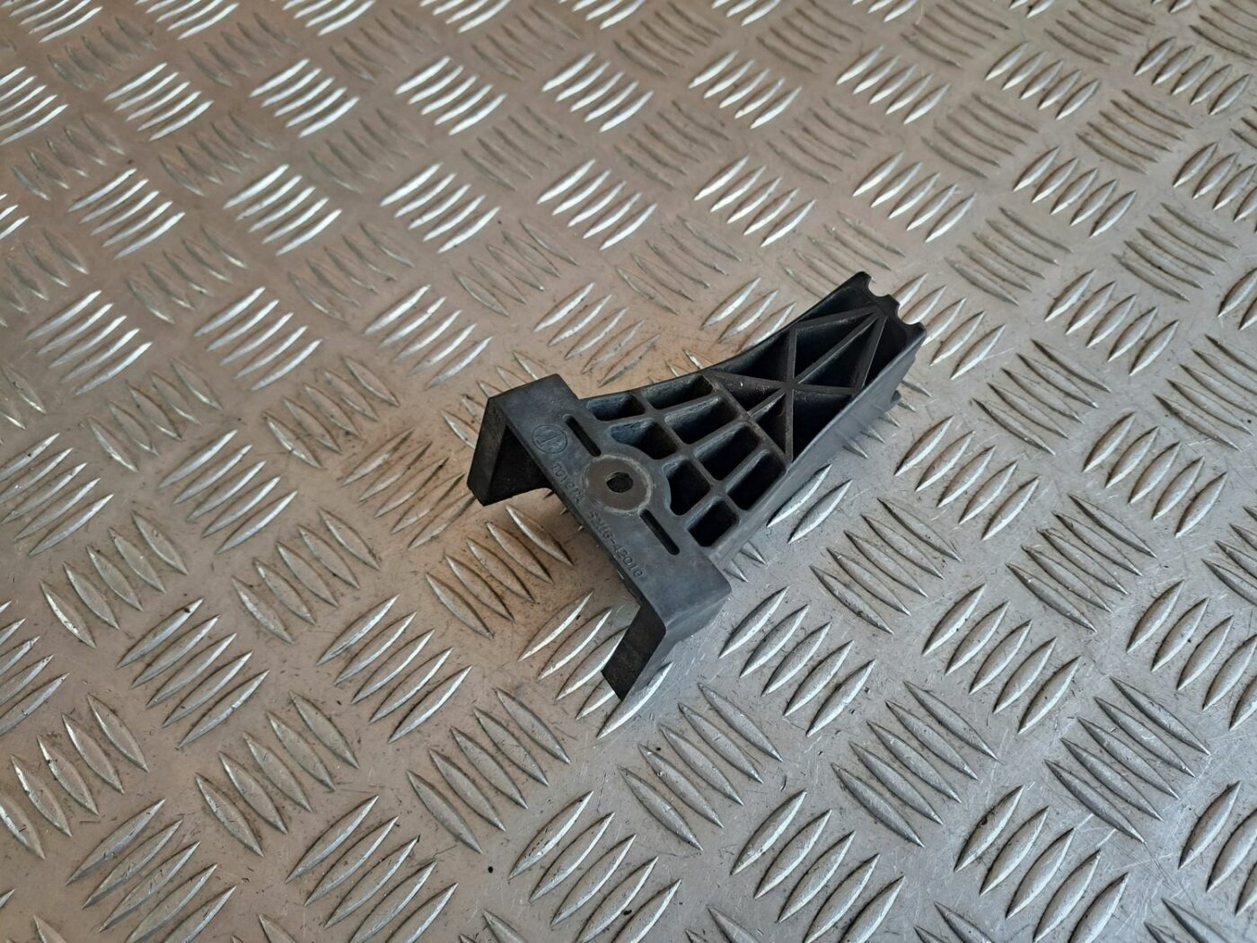 Priekšēja bufera kronšteins priekš TOYOTA RAV 4 2006 1 Priekšēja bufera kronšteins priekš TOYOTA RAV 4 2006