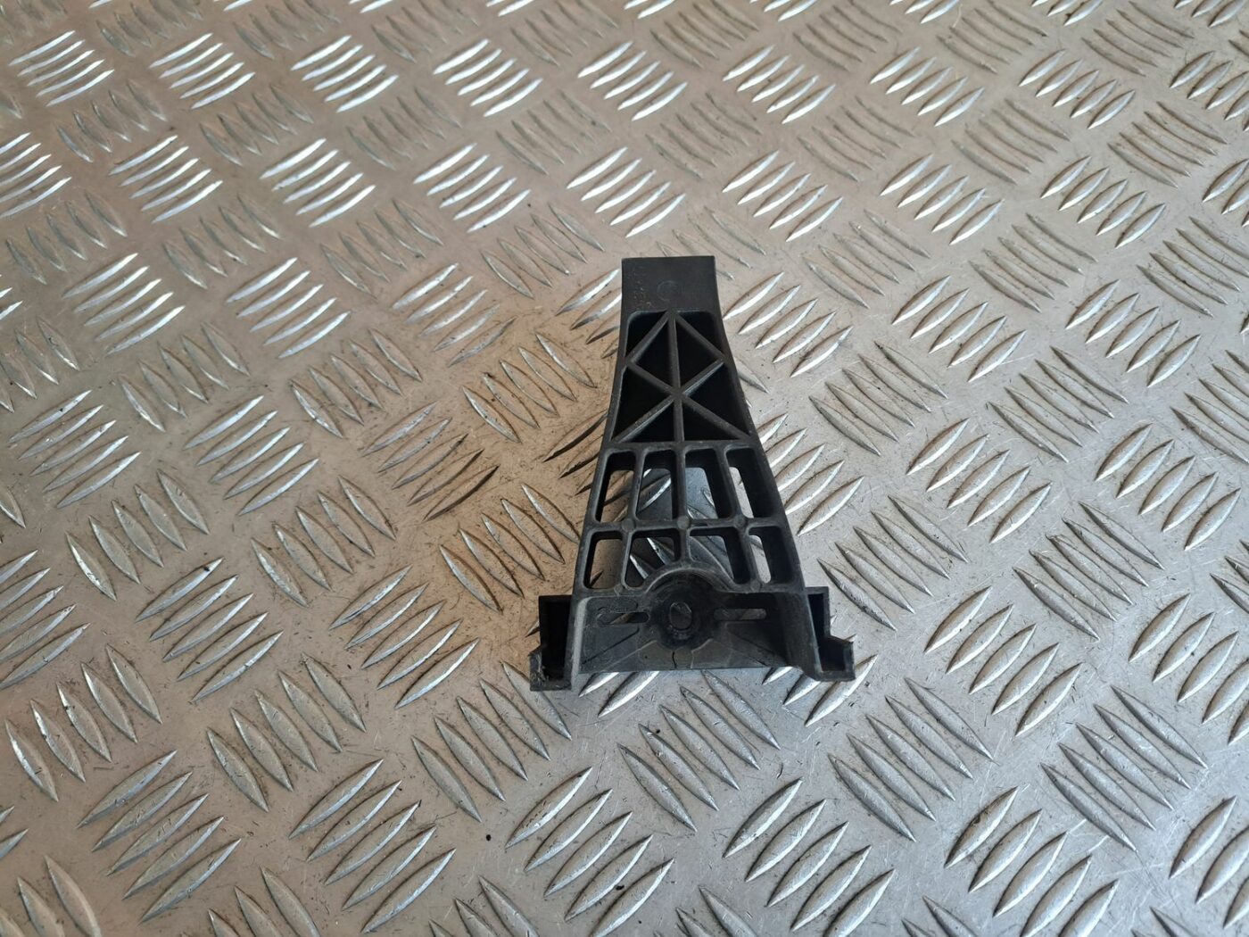 Priekšēja bufera kronšteins priekš TOYOTA RAV 4 2006 2 Priekšēja bufera kronšteins priekš TOYOTA RAV 4 2006