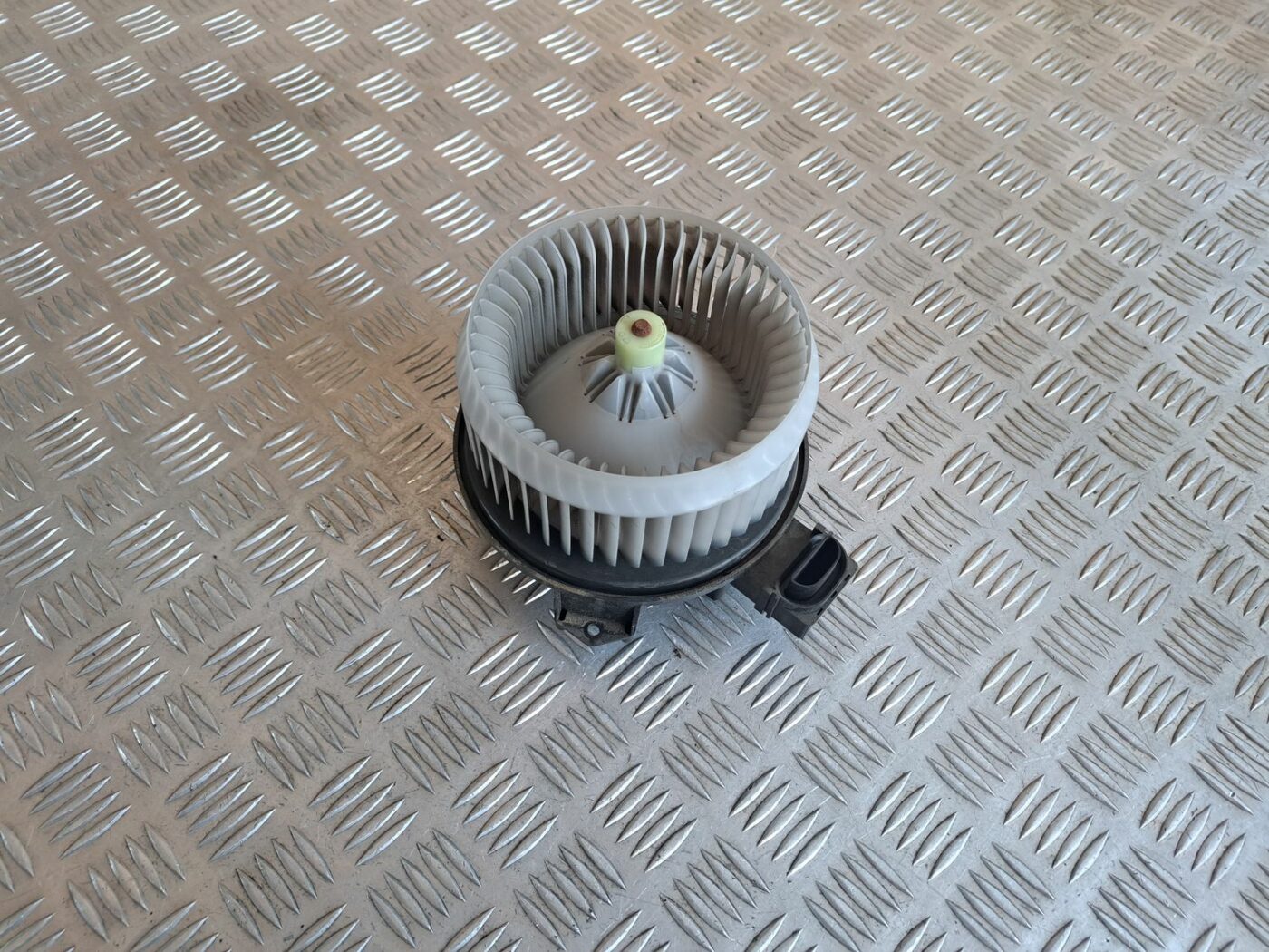 Salona ventilators priekš TOYOTA RAV 4 2006 1 Salona ventilators priekš TOYOTA RAV 4 2006