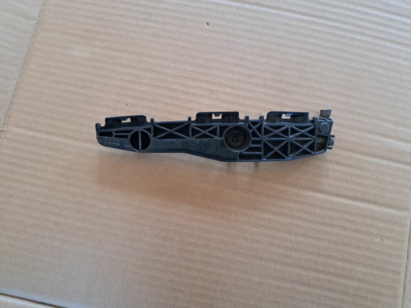 Priekšēja bufera kreisāis kronšteins priekš TOYOTA RAV 4 2006