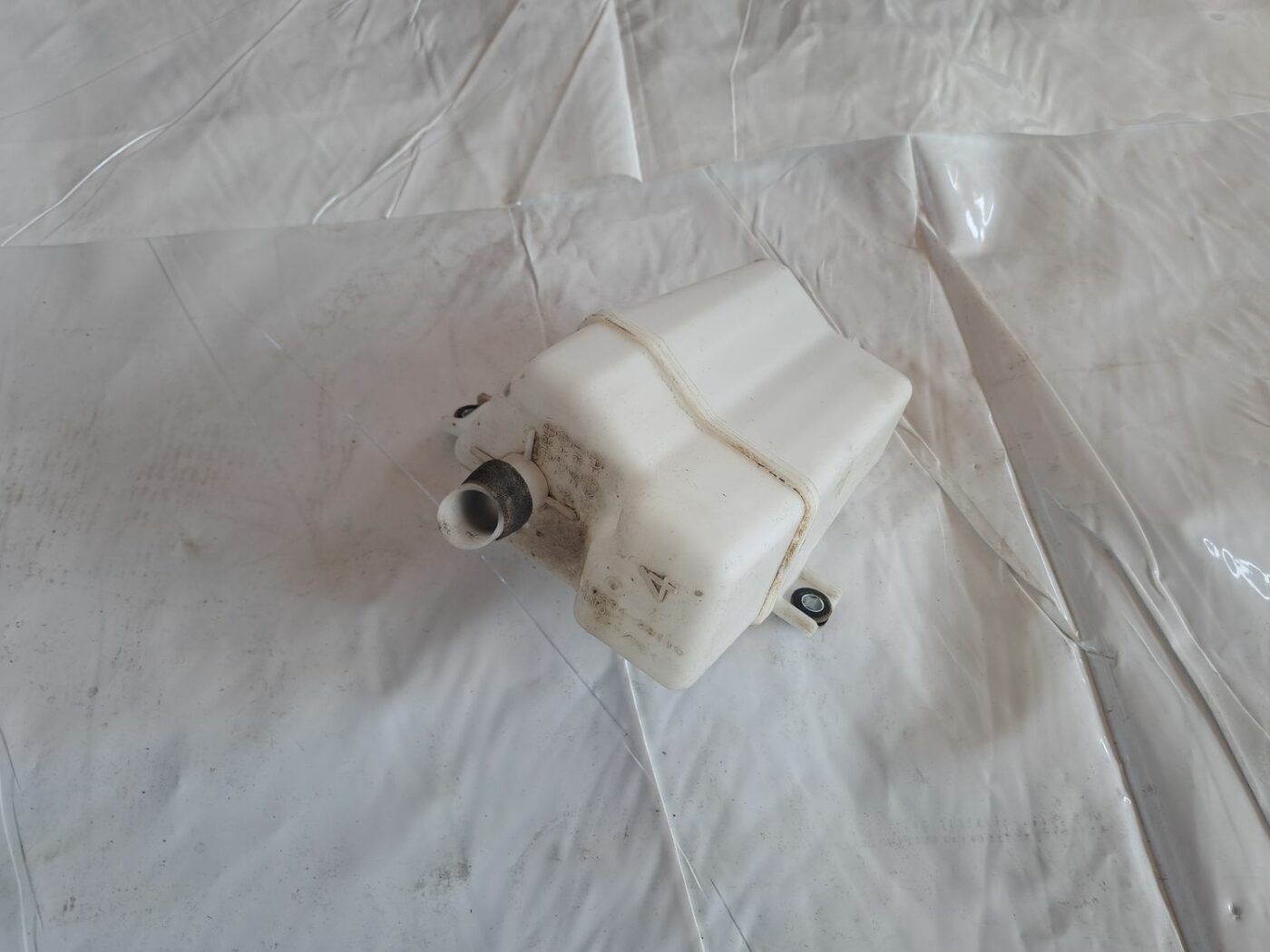 Mazgātāja šķidruma tvertne priekš TOYOTA RAV 4 2006 1 Mazgātāja šķidruma tvertne priekš TOYOTA RAV 4 2006