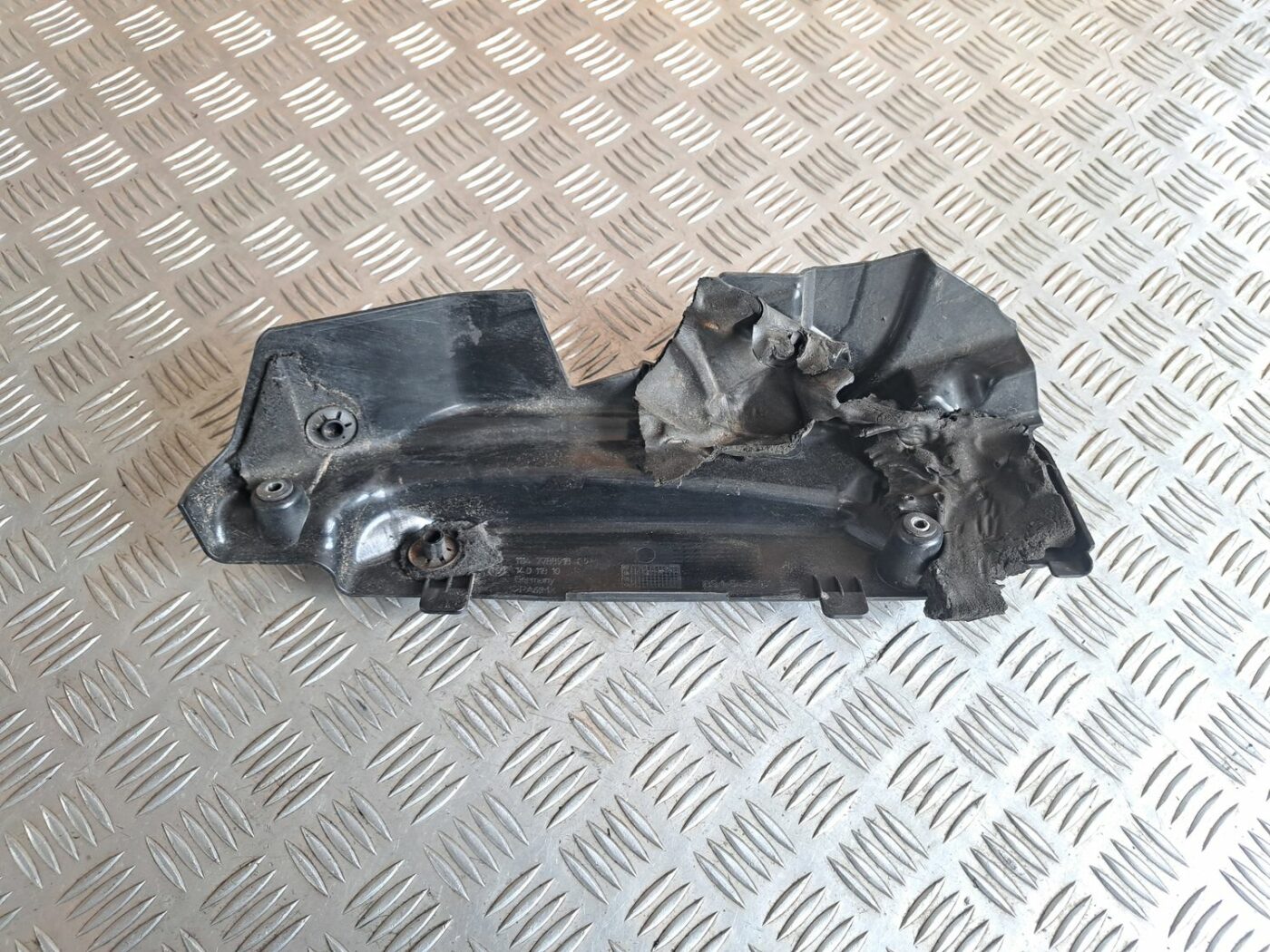 Dzinēja aizsargdaļas priekš BMW 525 E60 2004 BLACK