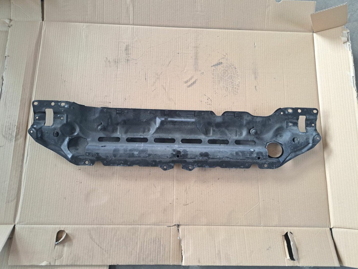 Priekšējā radiatora rāmja augšēja daļa priekš BMW 525 E60 2004 BLACK 1 Priekšējā radiatora rāmja augšēja daļa priekš BMW 525 E60 2004 BLACK