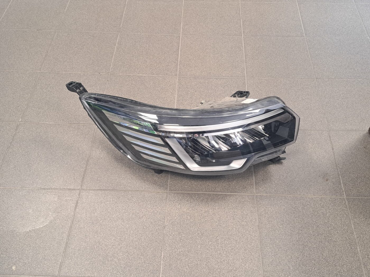 Priekšējais labais lukturis priekš RENAULT TRAFIC III 2021- 1 Priekšējais labais lukturis priekš RENAULT TRAFIC III 2021-