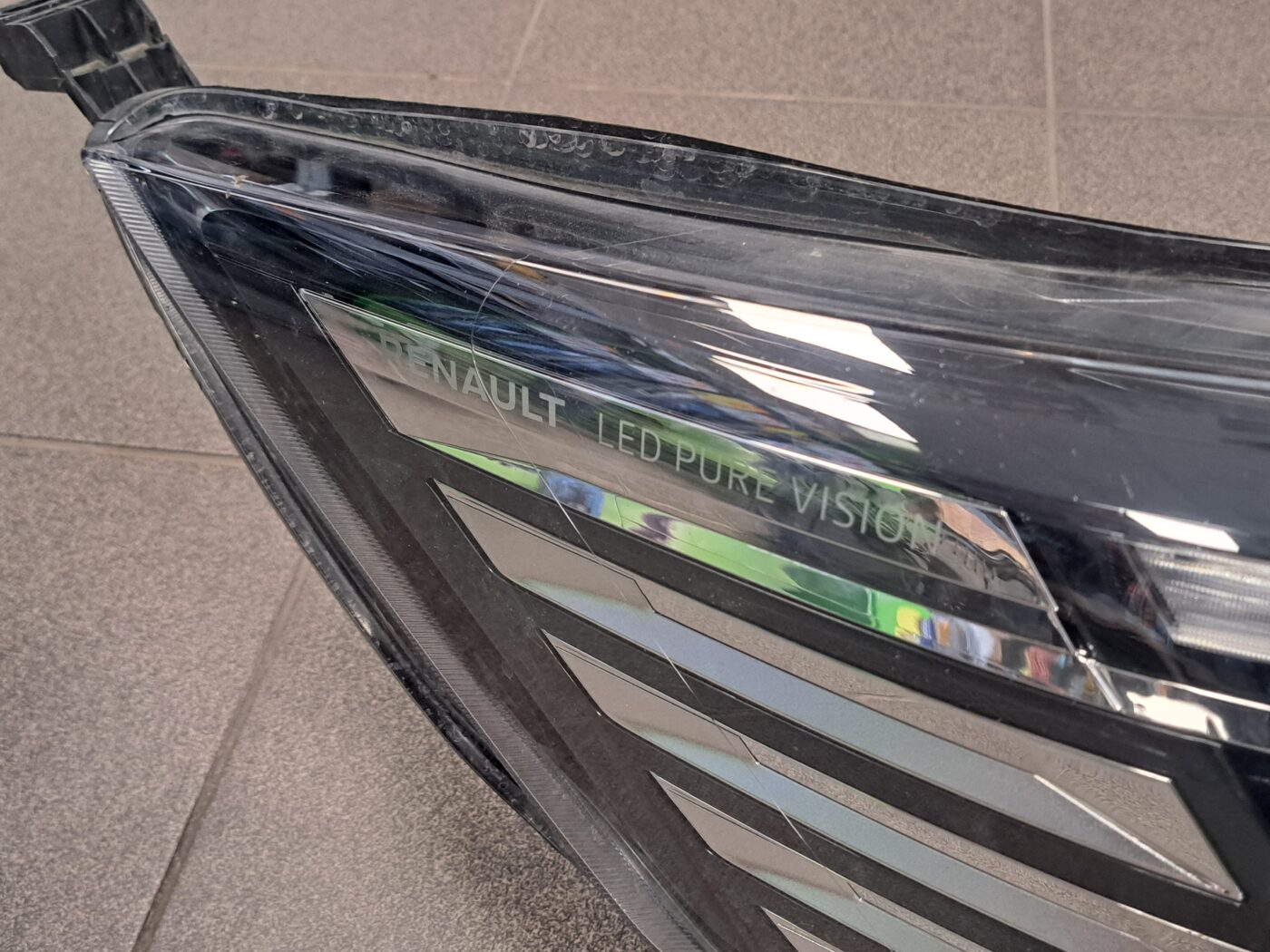 Priekšējais labais lukturis priekš RENAULT TRAFIC III 2021- 2 Priekšējais labais lukturis priekš RENAULT TRAFIC III 2021-