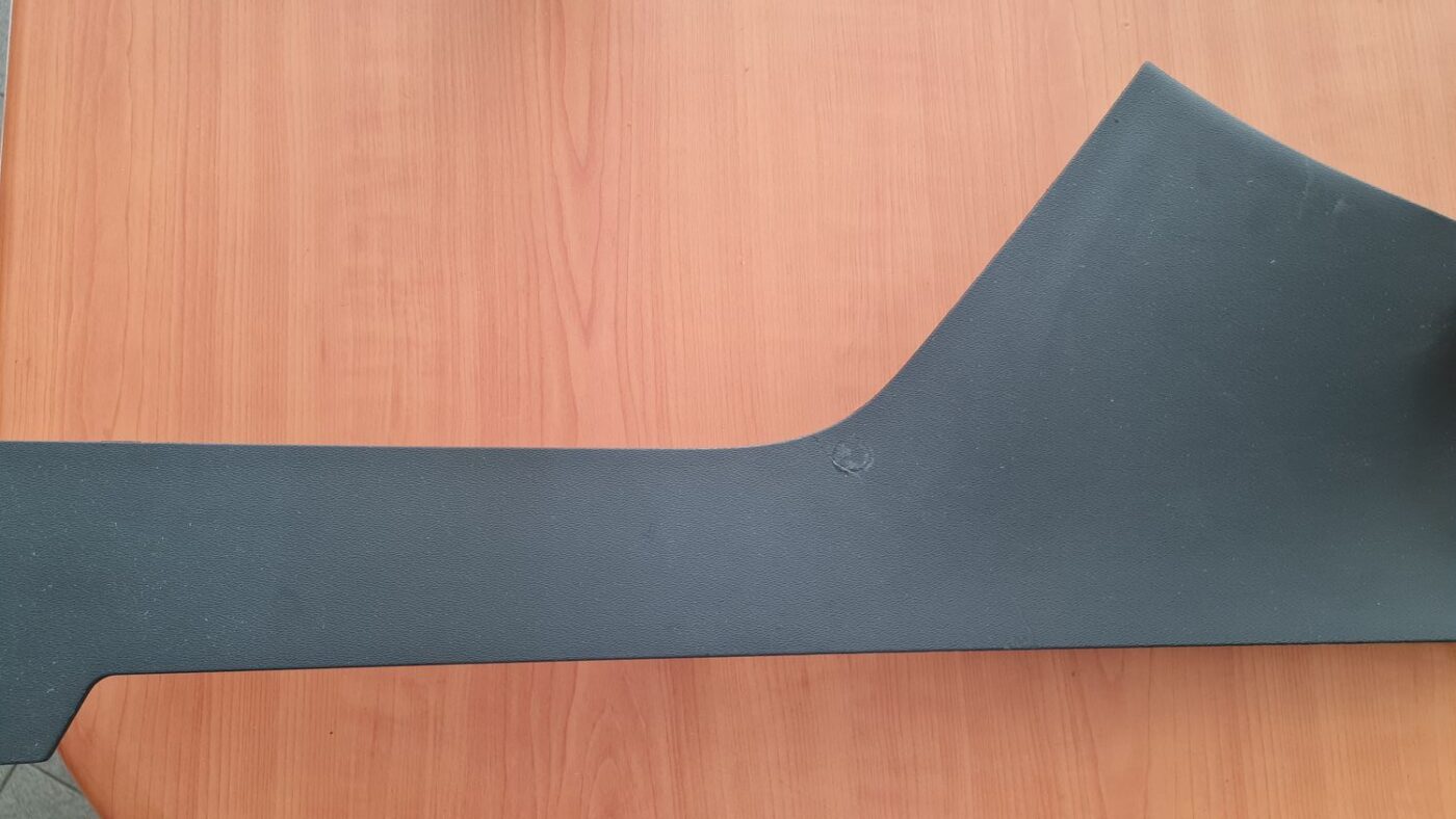 Centrālās konsoles (apdares) sānu panelis priekš VOLVO V70 2009 2 Centrālās konsoles (apdares) sānu panelis priekš VOLVO V70 2009