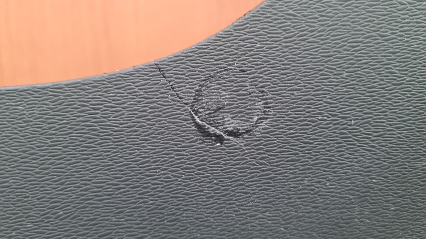 Centrālās konsoles (apdares) sānu panelis priekš VOLVO V70 2009 11 Centrālās konsoles (apdares) sānu panelis priekš VOLVO V70 2009