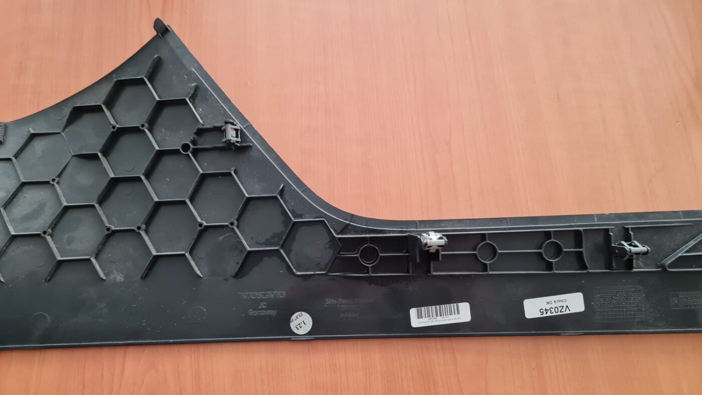 Centrālās konsoles (apdares) sānu panelis priekš VOLVO V70 2009 9 Centrālās konsoles (apdares) sānu panelis priekš VOLVO V70 2009