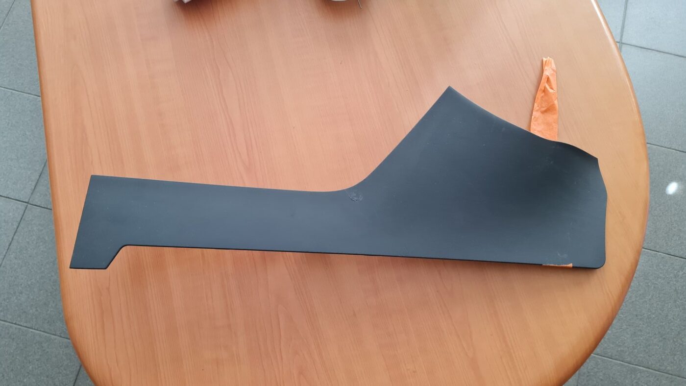 Centrālās konsoles (apdares) sānu panelis priekš VOLVO V70 2009 1 Centrālās konsoles (apdares) sānu panelis priekš VOLVO V70 2009