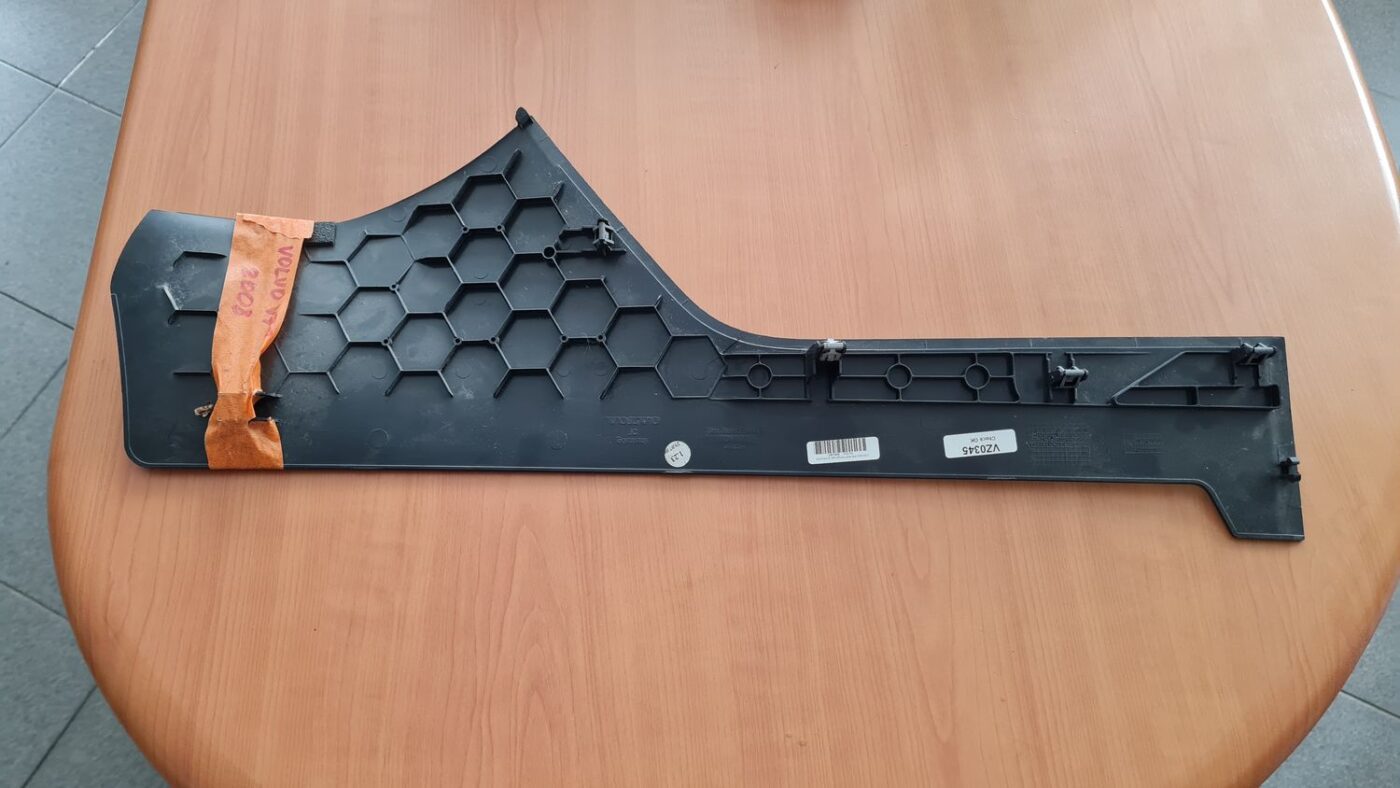 Centrālās konsoles (apdares) sānu panelis priekš VOLVO V70 2009 6 Centrālās konsoles (apdares) sānu panelis priekš VOLVO V70 2009