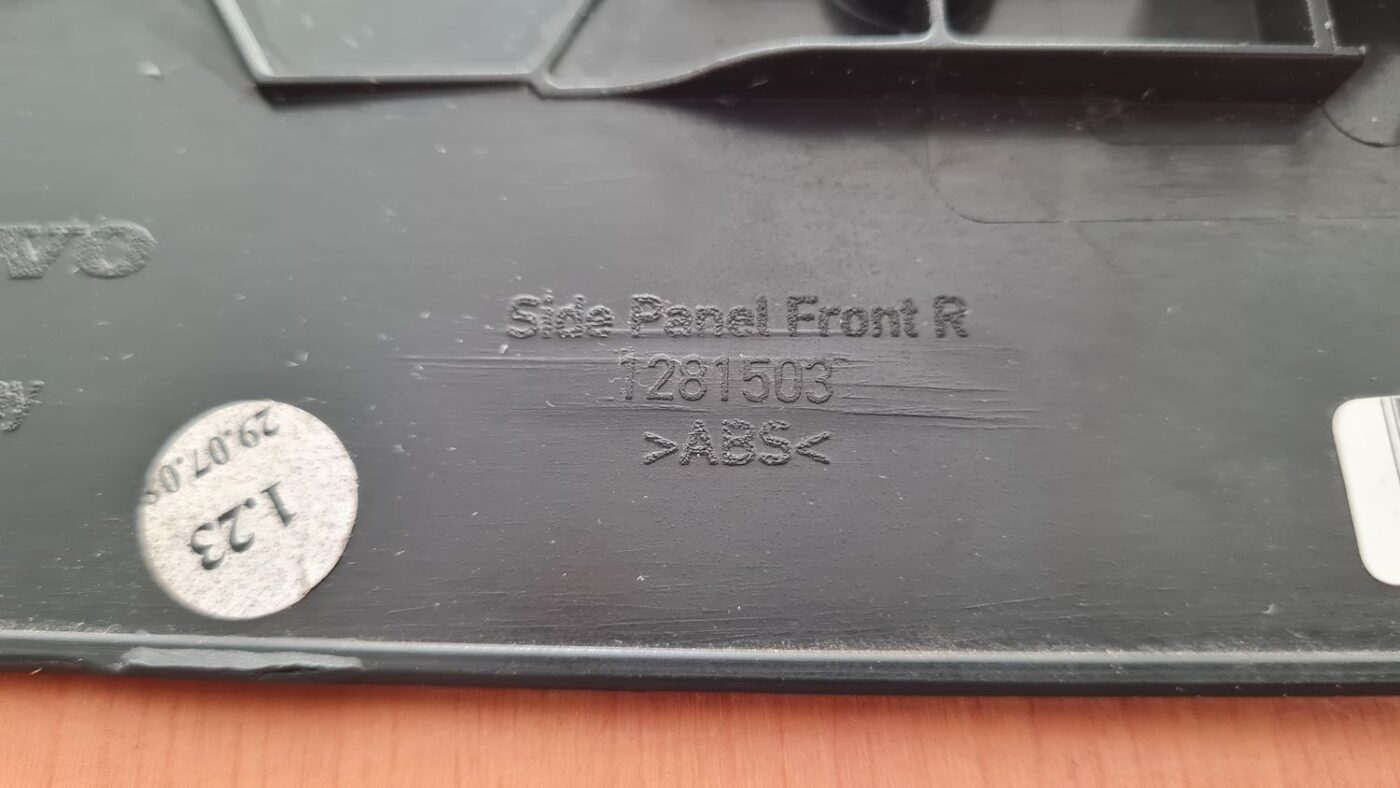 Centrālās konsoles (apdares) sānu panelis priekš VOLVO V70 2009 3 Centrālās konsoles (apdares) sānu panelis priekš VOLVO V70 2009