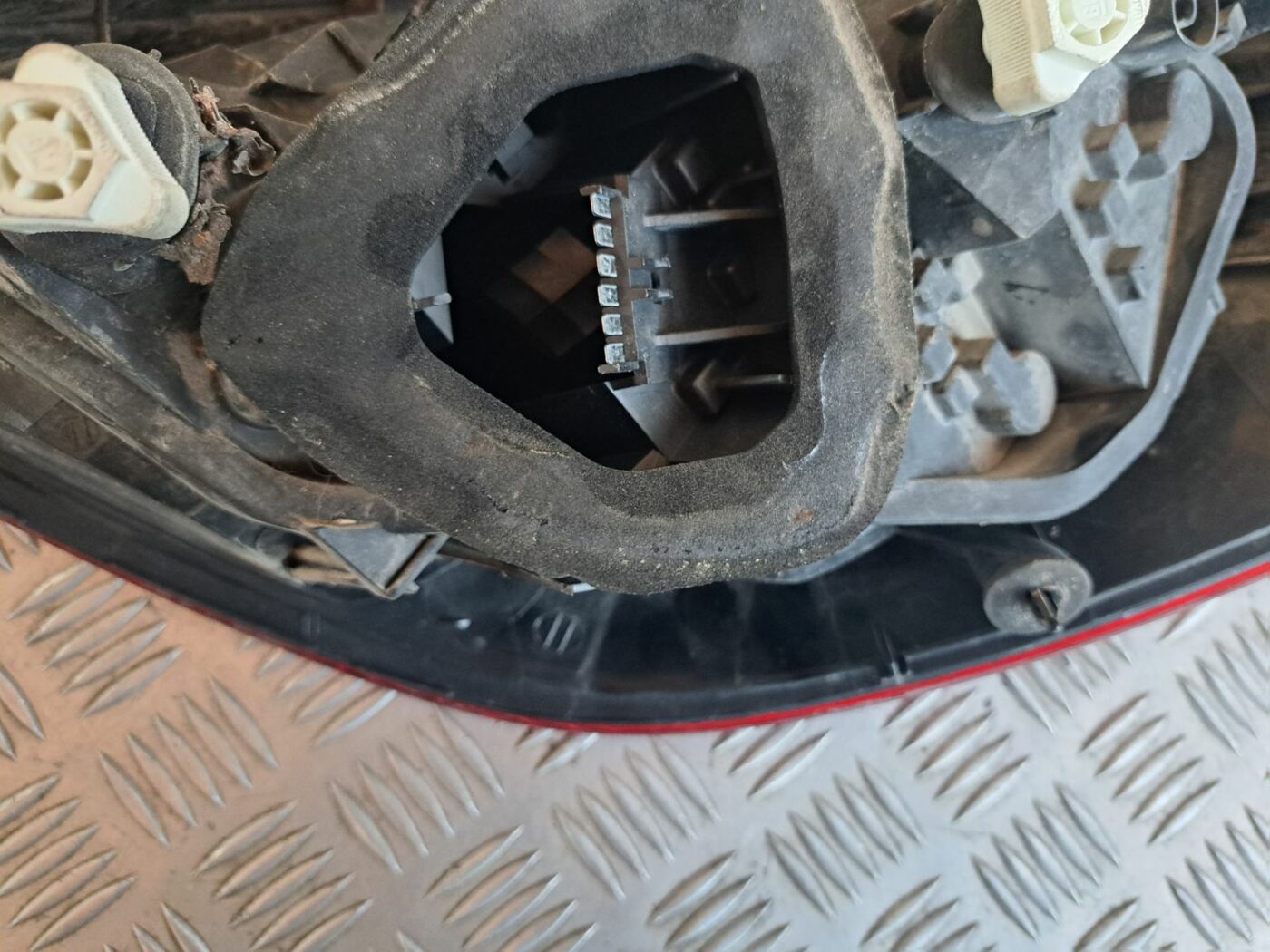 Aizmugurējais kreisais lukturis priekš OPEL CORSA 2007 7 Aizmugurējais kreisais lukturis priekš OPEL CORSA 2007