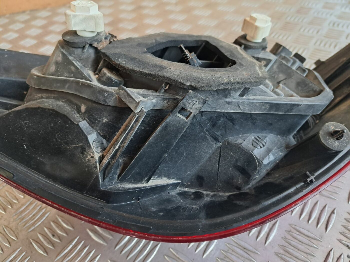 Aizmugurējais kreisais lukturis priekš OPEL CORSA 2007 10 Aizmugurējais kreisais lukturis priekš OPEL CORSA 2007