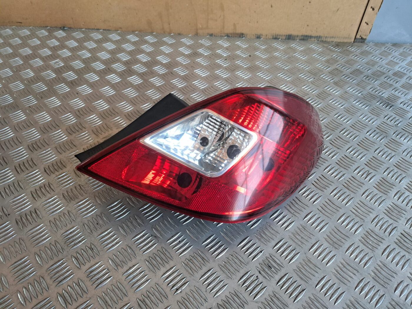 Aizmugurējais labais lukturis priekš OPEL CORSA 2007