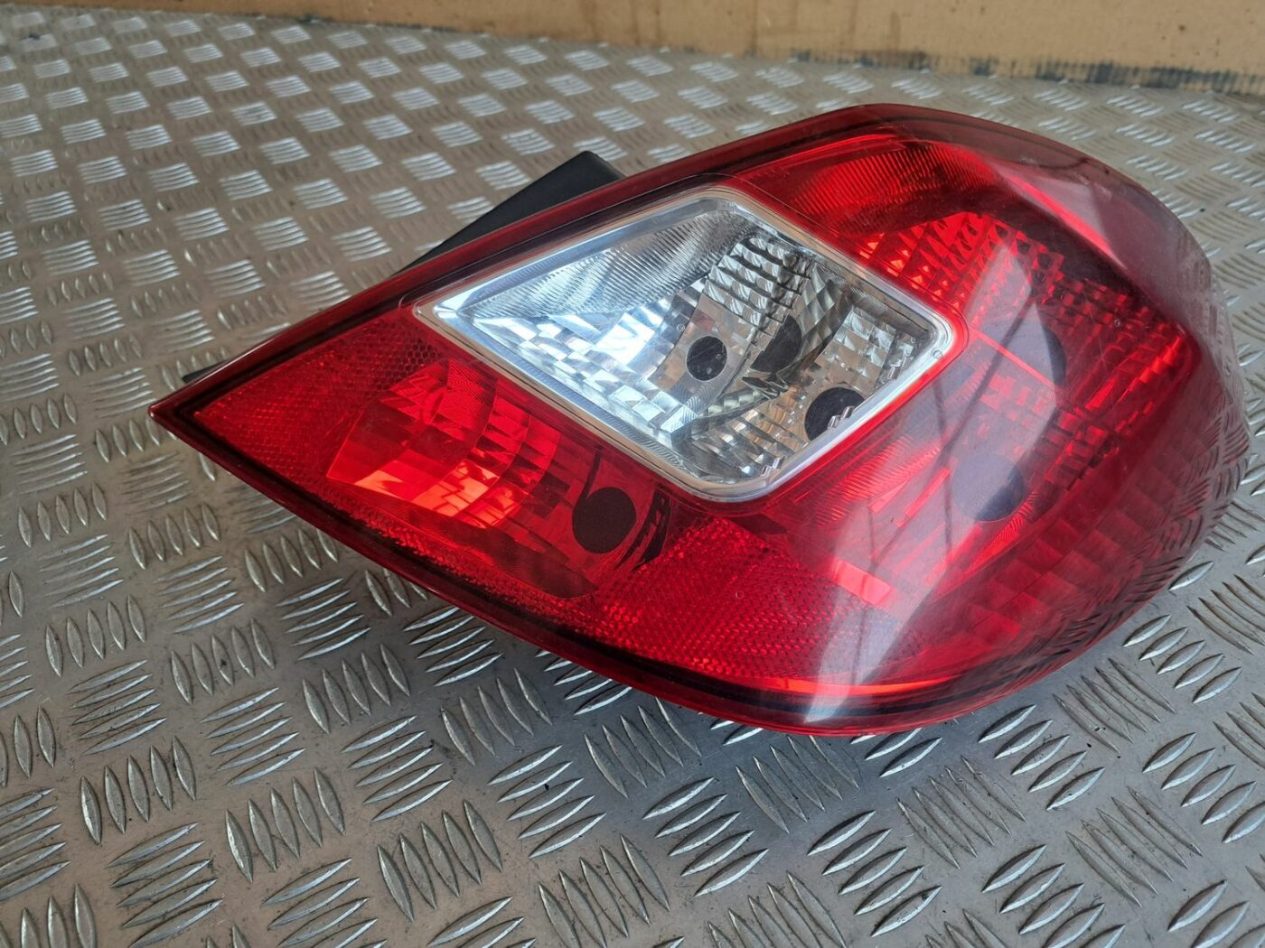 Aizmugurējais labais lukturis priekš OPEL CORSA 2007