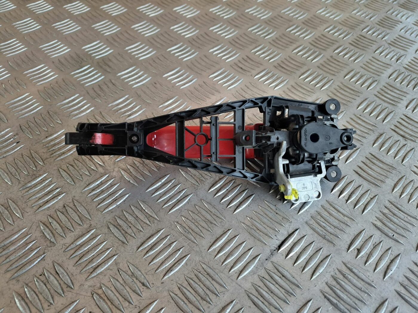 Priekšējāis kreisais durvju rokturis priekš OPEL CORSA 2007 2 Priekšējāis kreisais durvju rokturis priekš OPEL CORSA 2007