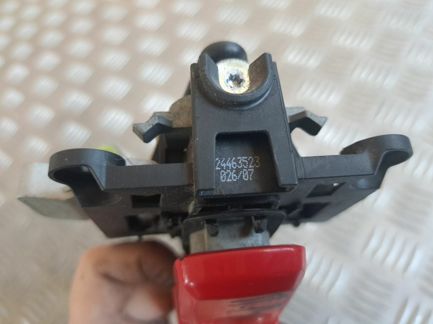 Priekšējāis kreisais durvju rokturis priekš OPEL CORSA 2007 3 Priekšējāis kreisais durvju rokturis priekš OPEL CORSA 2007