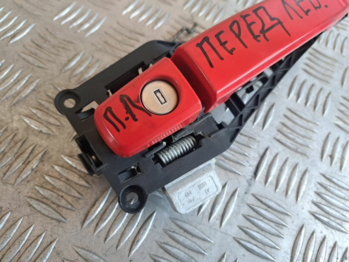 Priekšējāis kreisais durvju rokturis priekš OPEL CORSA 2007 4 Priekšējāis kreisais durvju rokturis priekš OPEL CORSA 2007