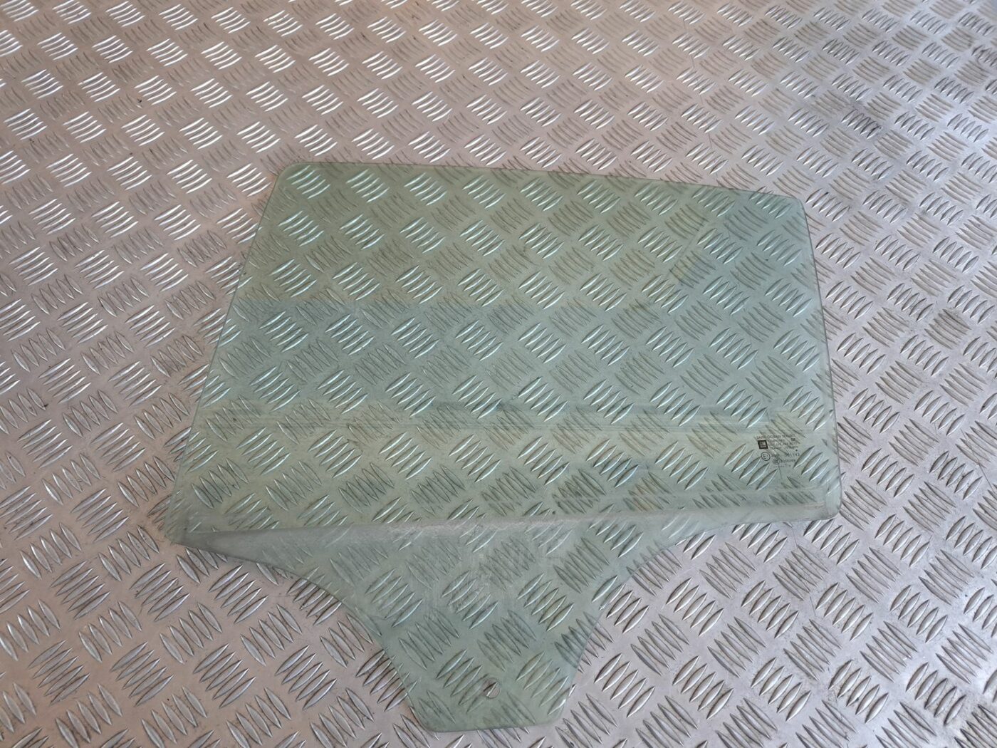 Aizmugurējo kreiso durvju stikls priekš OPEL CORSA 2007 1 Aizmugurējo kreiso durvju stikls priekš OPEL CORSA 2007