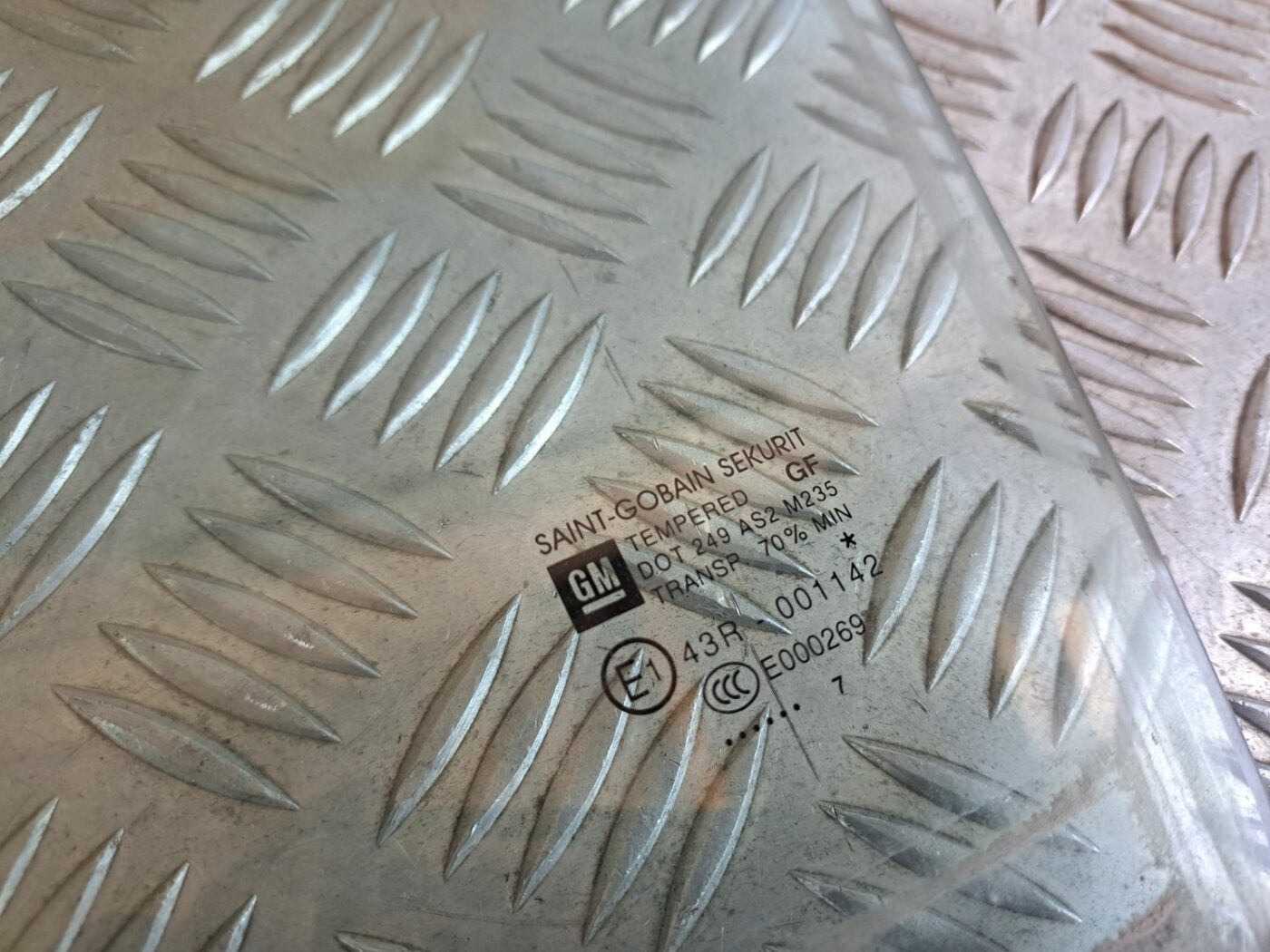 Aizmugurējo kreiso durvju stikls priekš OPEL CORSA 2007 2 Aizmugurējo kreiso durvju stikls priekš OPEL CORSA 2007