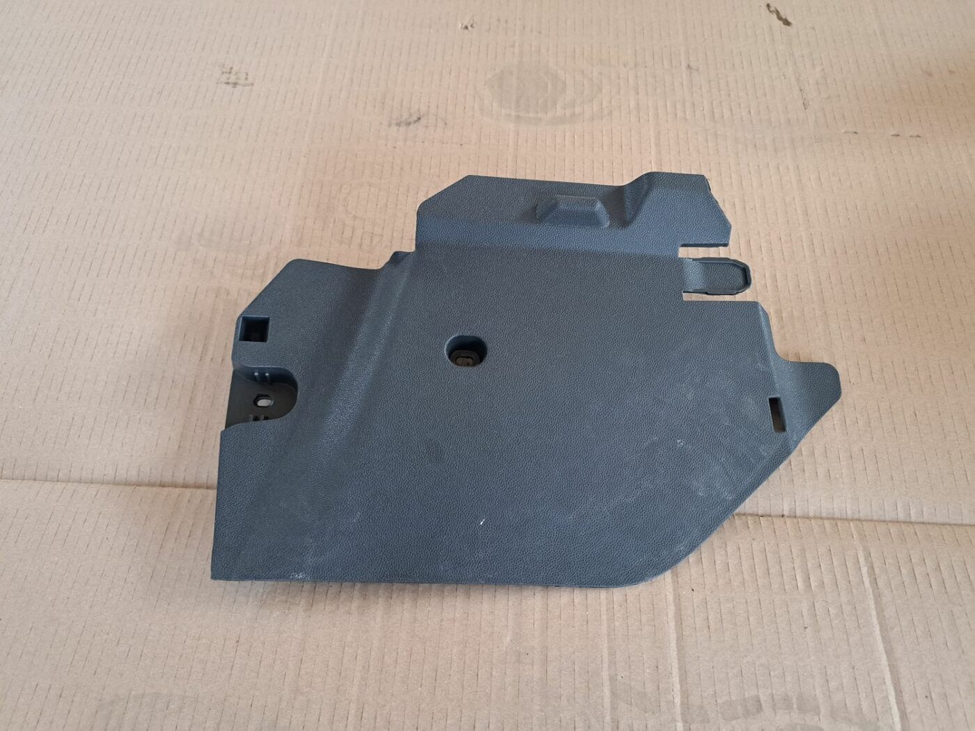 Mērinstrumentu paneļa apakšēja apdare priekš OPEL CORSA 2007 1 Mērinstrumentu paneļa apakšēja apdare priekš OPEL CORSA 2007