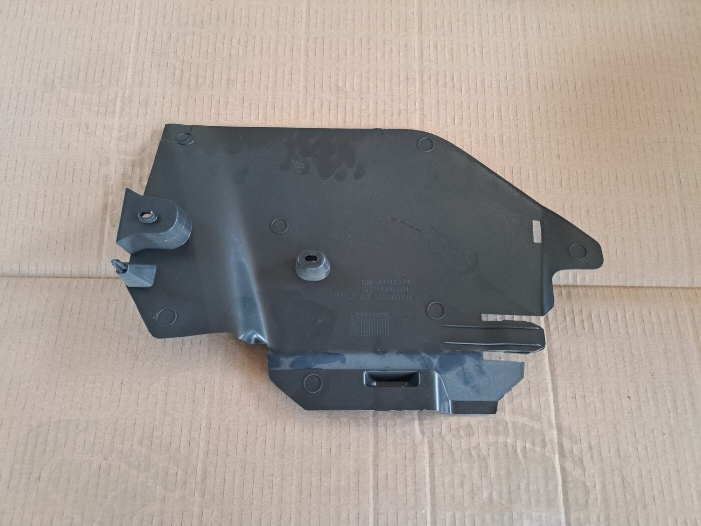 Mērinstrumentu paneļa apakšēja apdare priekš OPEL CORSA 2007 2 Mērinstrumentu paneļa apakšēja apdare priekš OPEL CORSA 2007