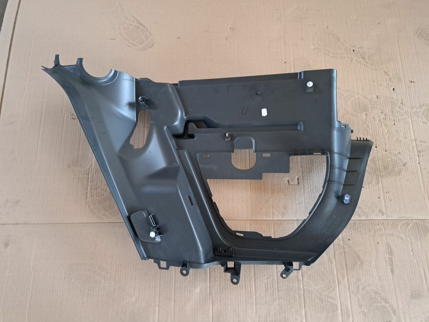 Bagāžnieka nodalījuma sānu apdare priekš OPEL CORSA 2007