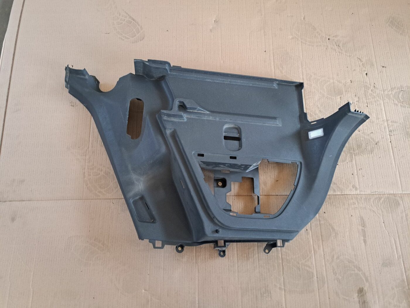 Bagāžnieka nodalījuma sānu apdare priekš OPEL CORSA 2007 1 Bagāžnieka nodalījuma sānu apdare priekš OPEL CORSA 2007