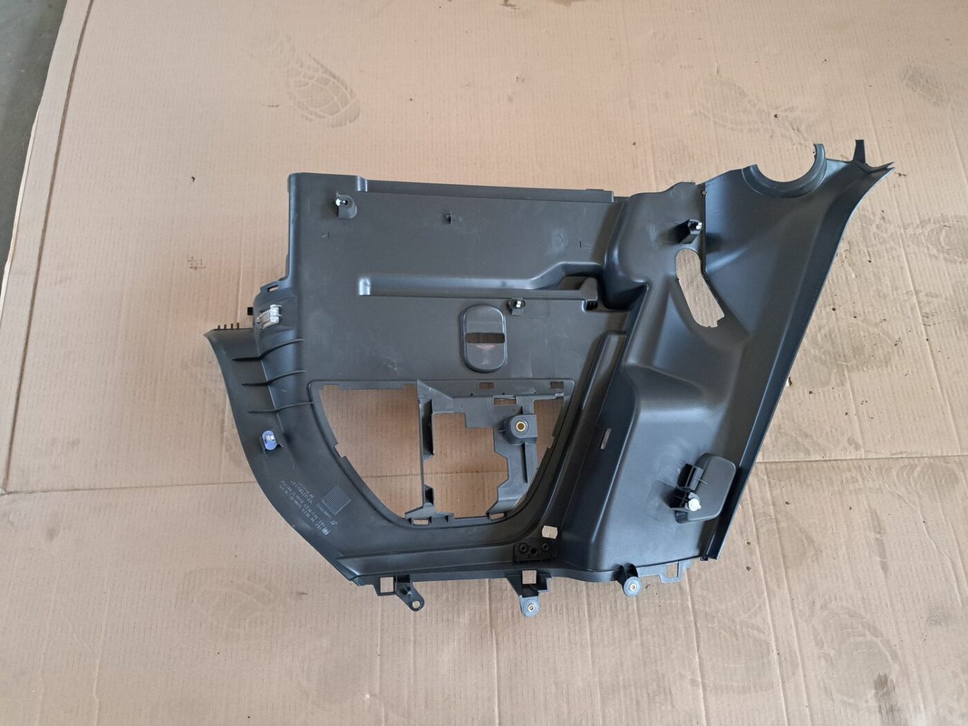 Bagāžnieka nodalījuma sānu apdare priekš OPEL CORSA 2007 2 Bagāžnieka nodalījuma sānu apdare priekš OPEL CORSA 2007