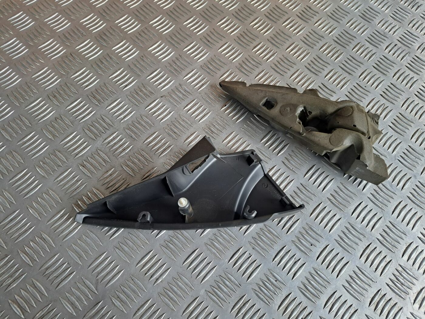 Durvju spoguļa apdares uzlika salonā (bez skaļruņa) priekš OPEL MERIVA 2004 4 Durvju spoguļa apdares uzlika salonā (bez skaļruņa) priekš OPEL MERIVA 2004