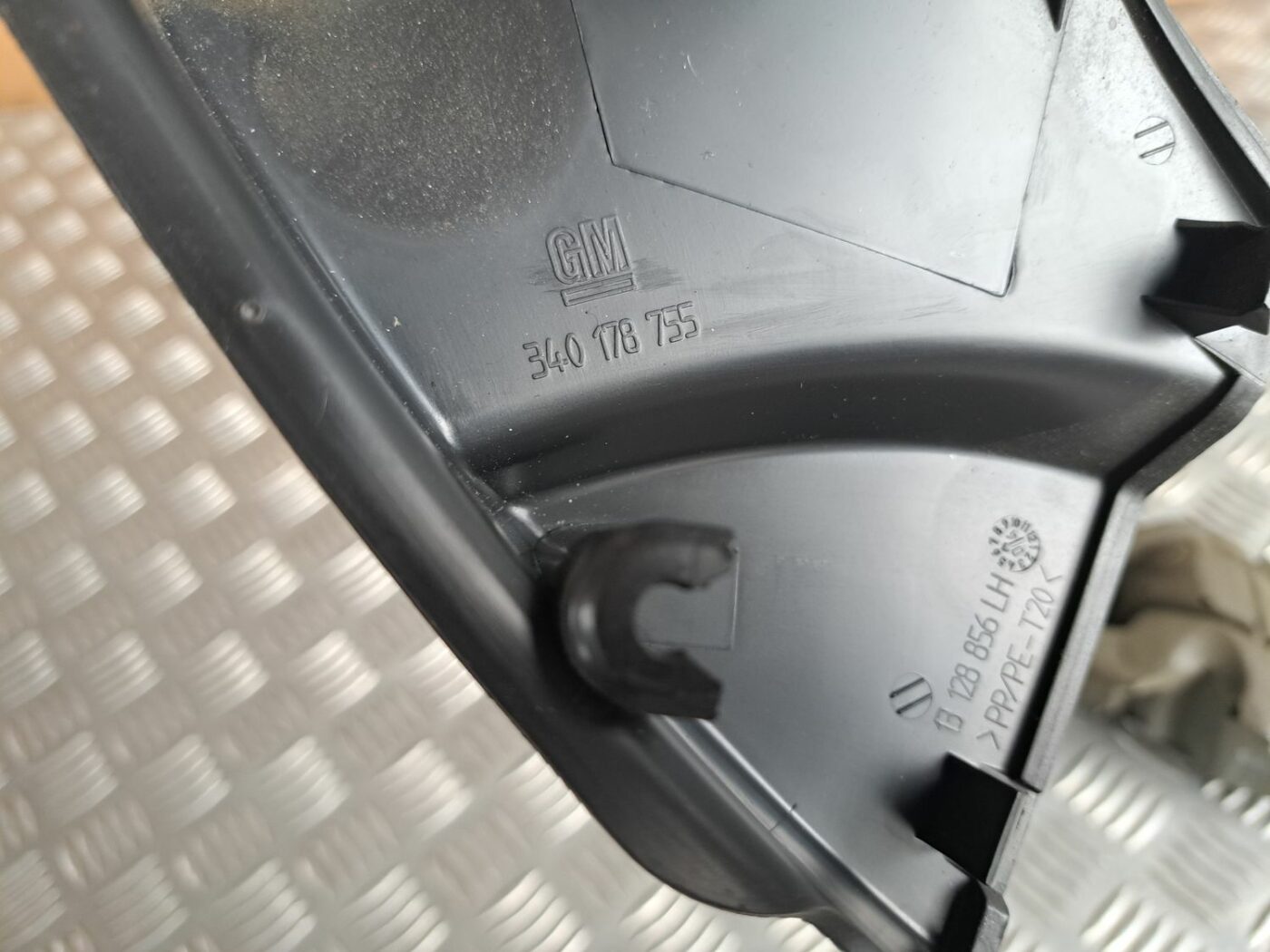 Durvju spoguļa apdares uzlika salonā (bez skaļruņa) priekš OPEL MERIVA 2004 3 Durvju spoguļa apdares uzlika salonā (bez skaļruņa) priekš OPEL MERIVA 2004