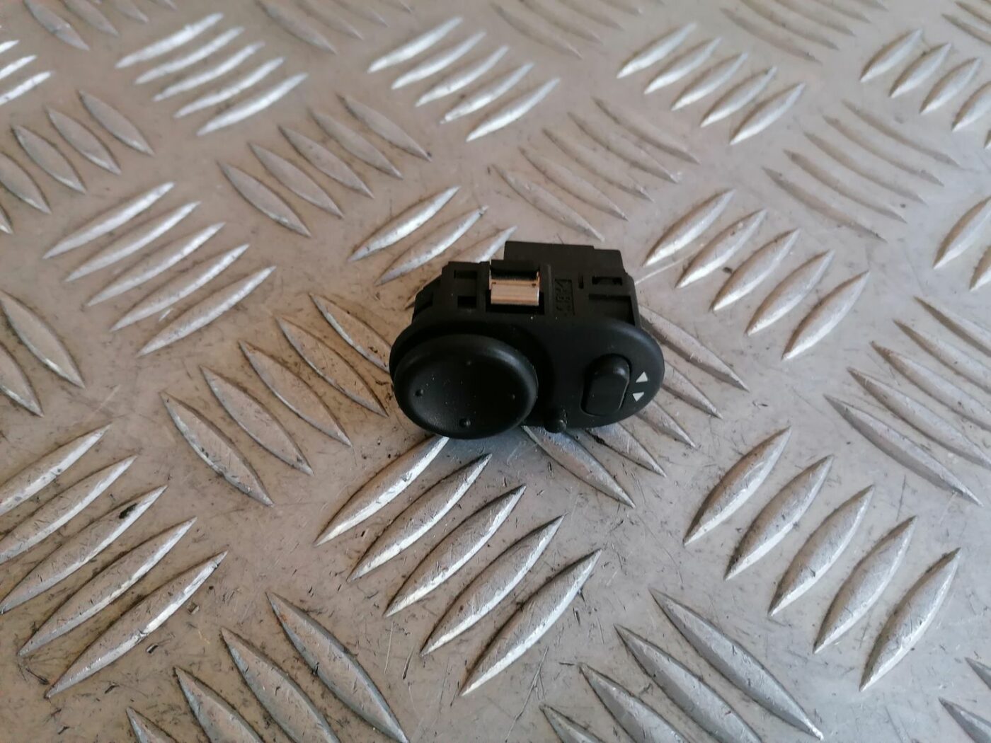 Spoguļa regulēšanas poga priekš OPEL MERIVA 2004 2 Spoguļa regulēšanas poga priekš OPEL MERIVA 2004