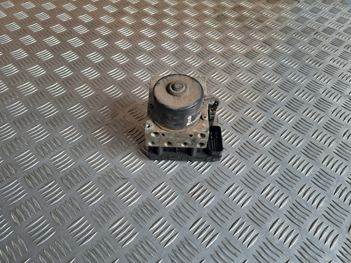 ABS bloks priekš VW GOLF IV 1999 1 ABS bloks priekš VW GOLF IV 1999