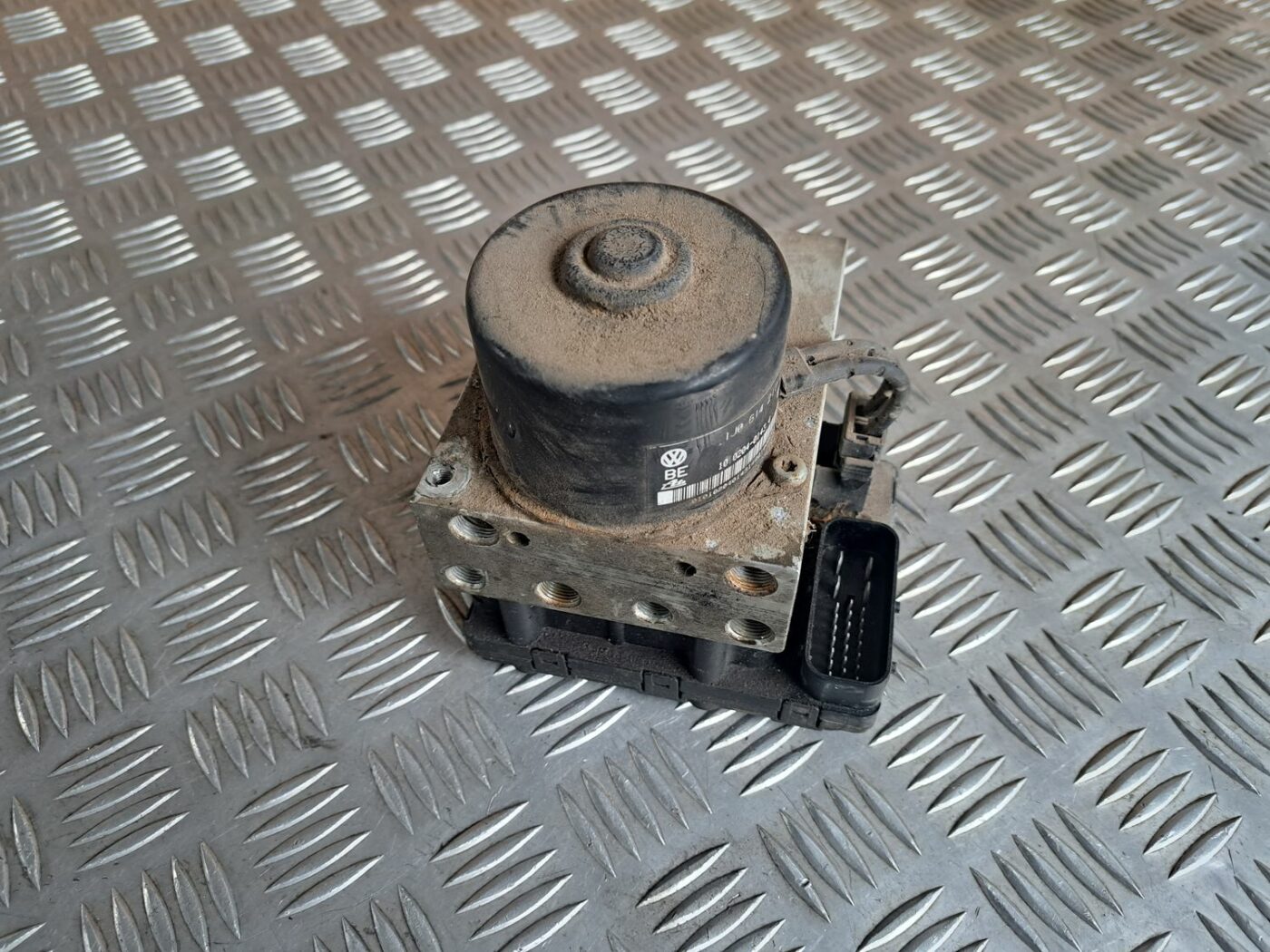 ABS bloks priekš VW GOLF IV 1999 2 ABS bloks priekš VW GOLF IV 1999