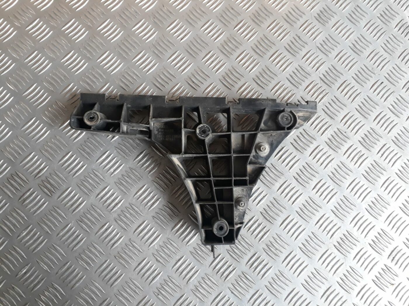 Aizmugurējā spārna un bufera stiprinājums priekš AUDI A4 2000 AVANT 2 Aizmugurējā spārna un bufera stiprinājums priekš AUDI A4 2000 AVANT