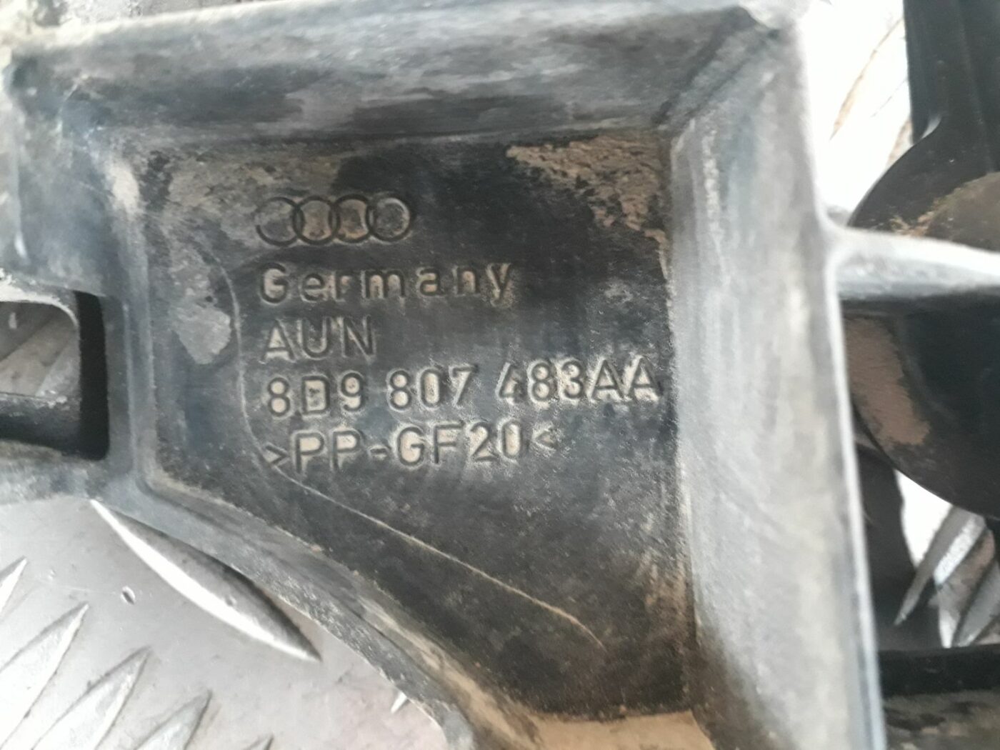 Aizmugurējā spārna un bufera stiprinājums priekš AUDI A4 2000 AVANT 3 Aizmugurējā spārna un bufera stiprinājums priekš AUDI A4 2000 AVANT