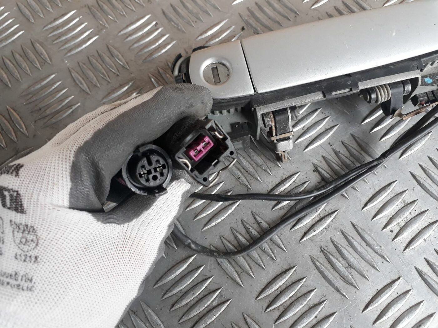 Priekšējāis kreisais durvju rokturis priekš AUDI A4 2000 AVANT