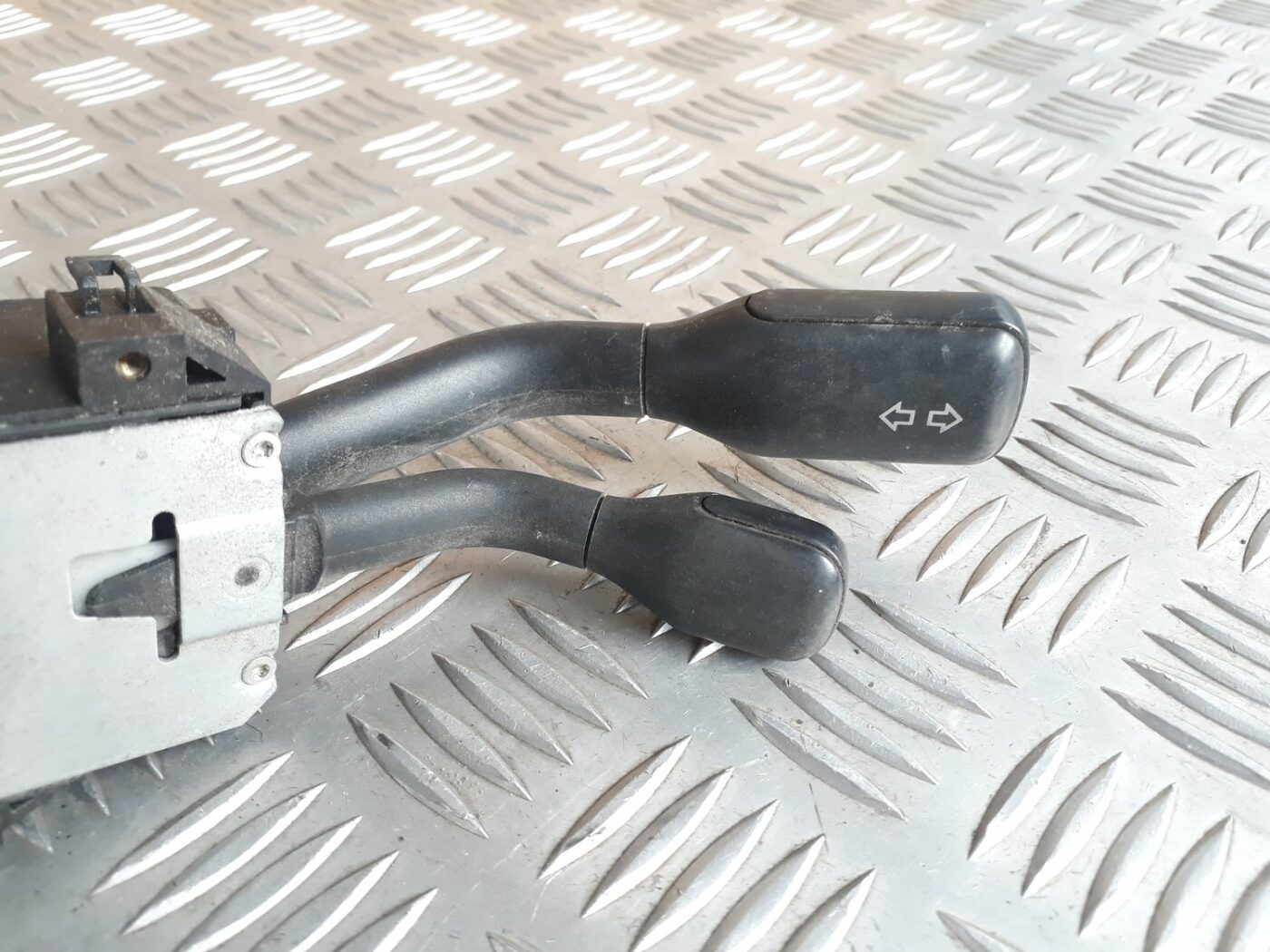 Stūres statnes slēdzis priekš AUDI A4 2000 AVANT 2 Stūres statnes slēdzis priekš AUDI A4 2000 AVANT