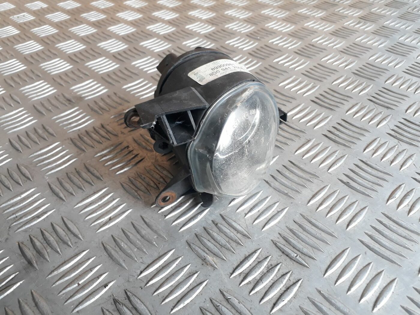 Miglas lukturis priekšā pa kreisi priekš AUDI A4 2000 AVANT 1 Miglas lukturis priekšā pa kreisi priekš AUDI A4 2000 AVANT