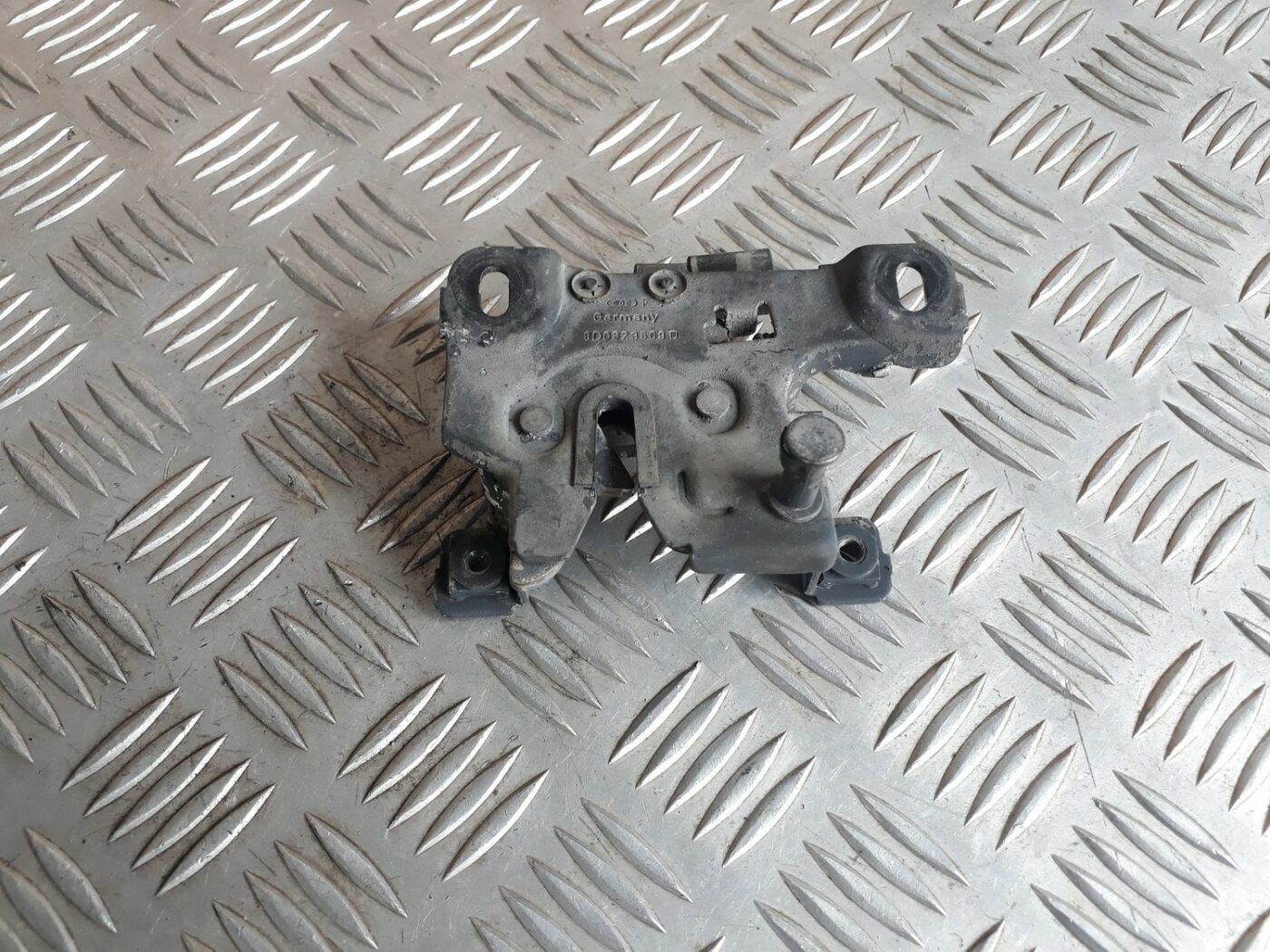 Pārsega slēdzene priekš AUDI A4 2000 AVANT 1 Pārsega slēdzene priekš AUDI A4 2000 AVANT