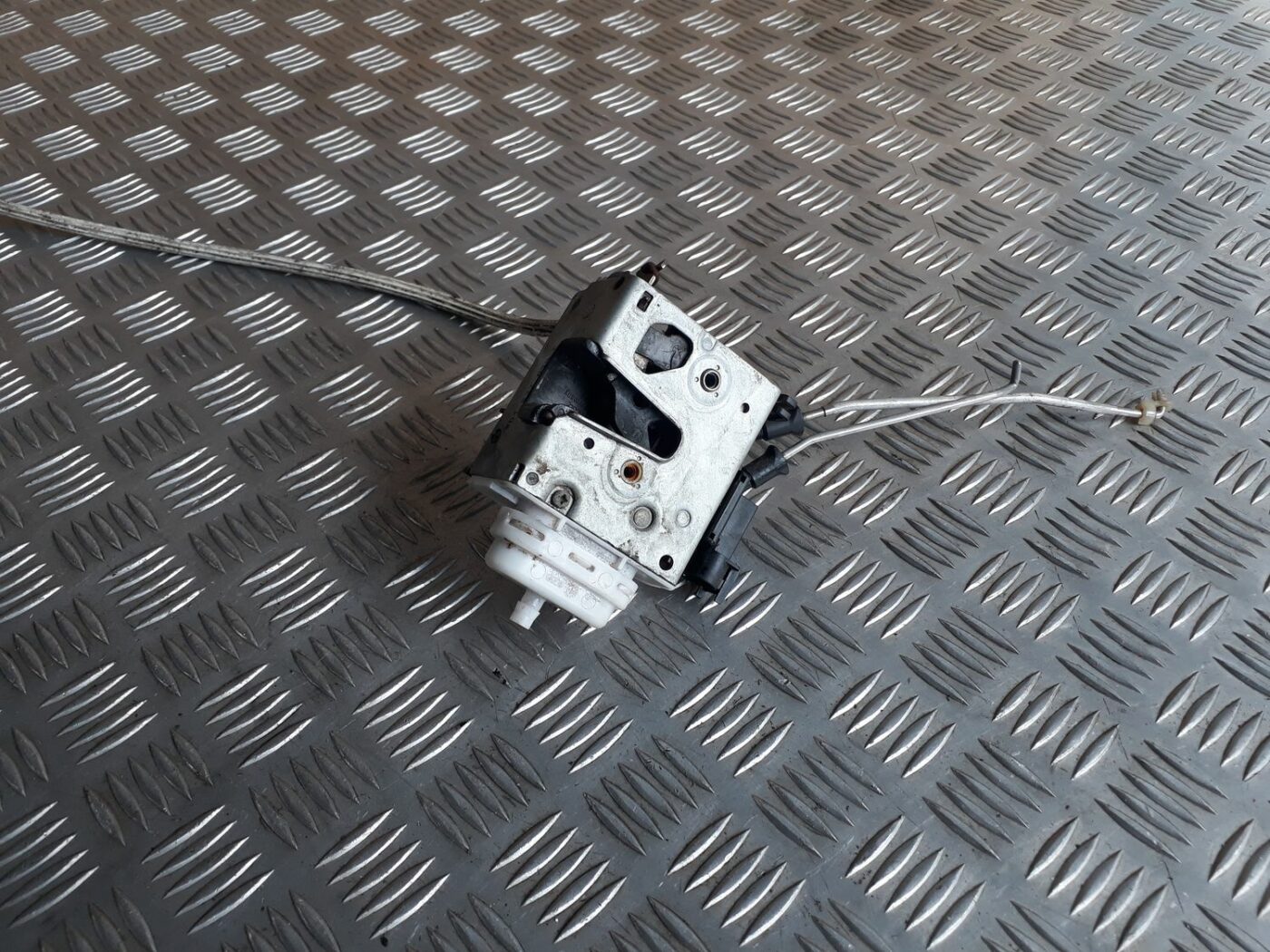 Priekšējo kreiso durvju slēdzene priekš AUDI A4 2000 AVANT 1 Priekšējo kreiso durvju slēdzene priekš AUDI A4 2000 AVANT