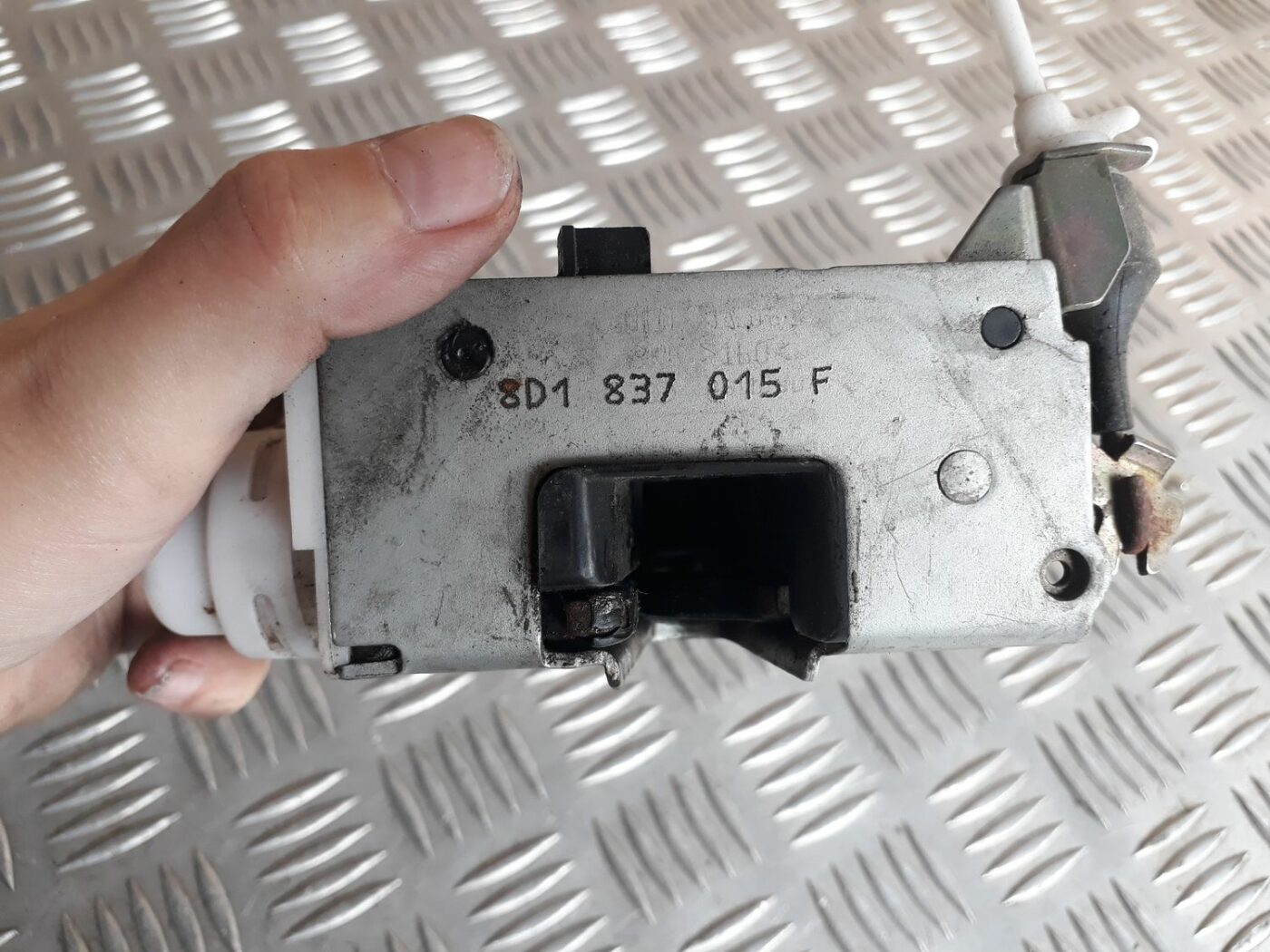 Priekšējo kreiso durvju slēdzene priekš AUDI A4 2000 AVANT 3 Priekšējo kreiso durvju slēdzene priekš AUDI A4 2000 AVANT