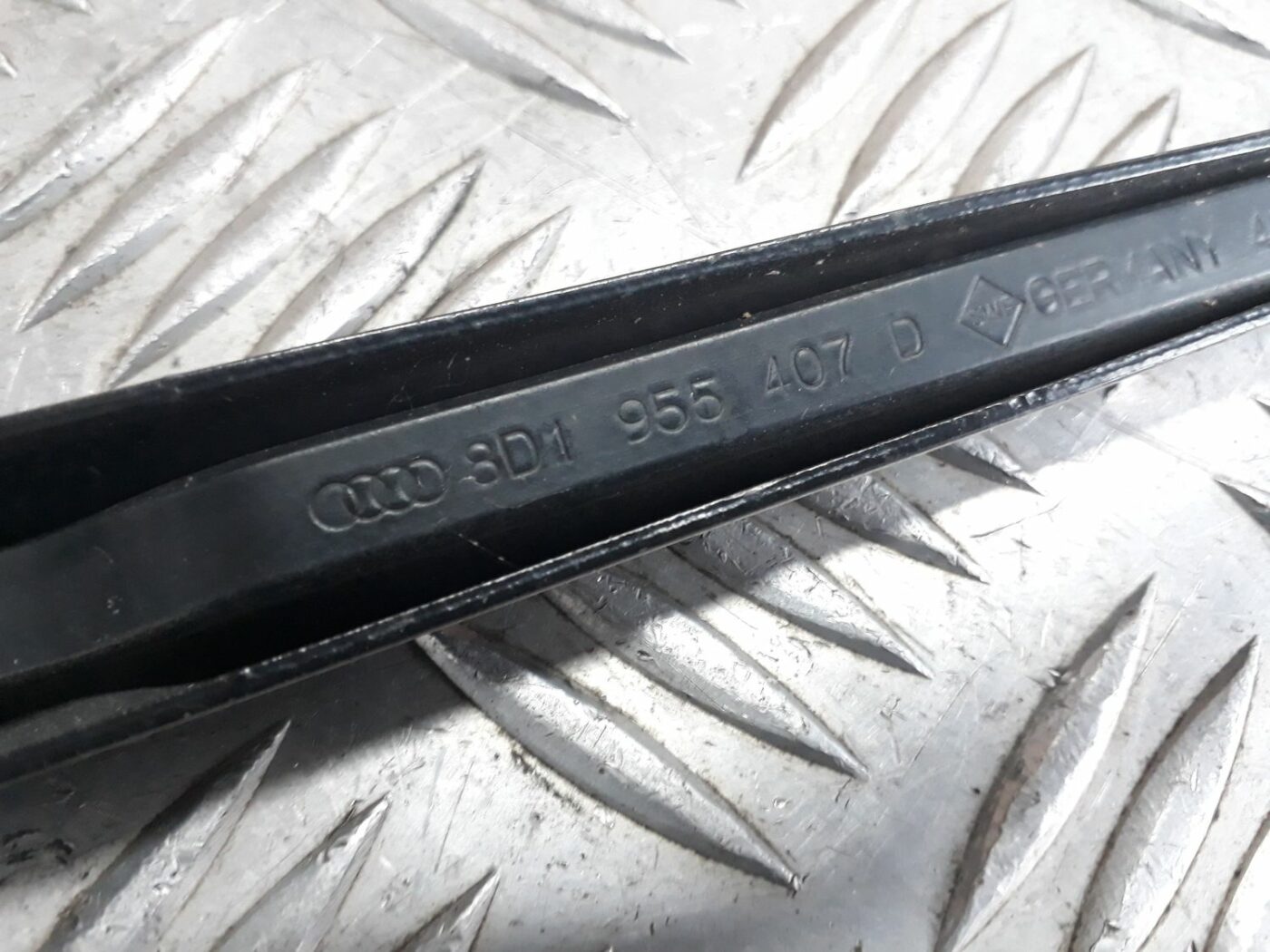 Vējstikla slotu turētāju komplekts priekš AUDI A4 2000 AVANT 2 Vējstikla slotu turētāju komplekts priekš AUDI A4 2000 AVANT