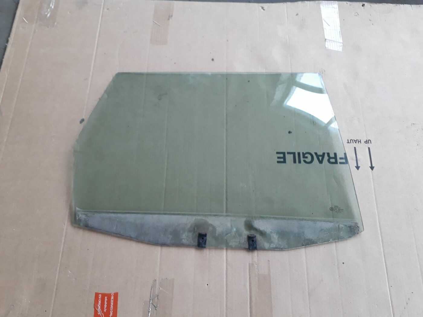 Aizmugurējo labo durvju stikls priekš AUDI A4 2000 AVANT