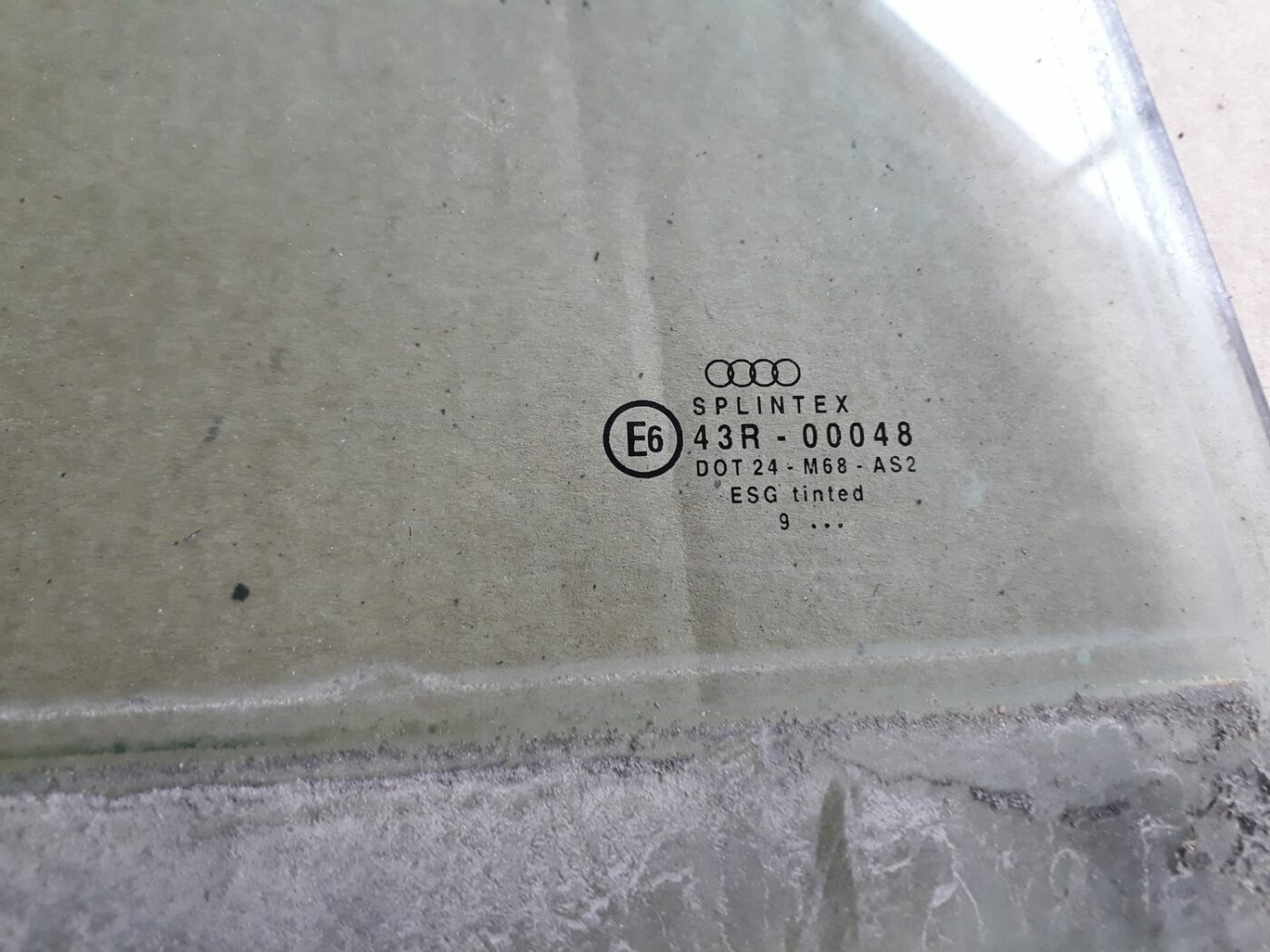 Aizmugurējo labo durvju stikls priekš AUDI A4 2000 AVANT