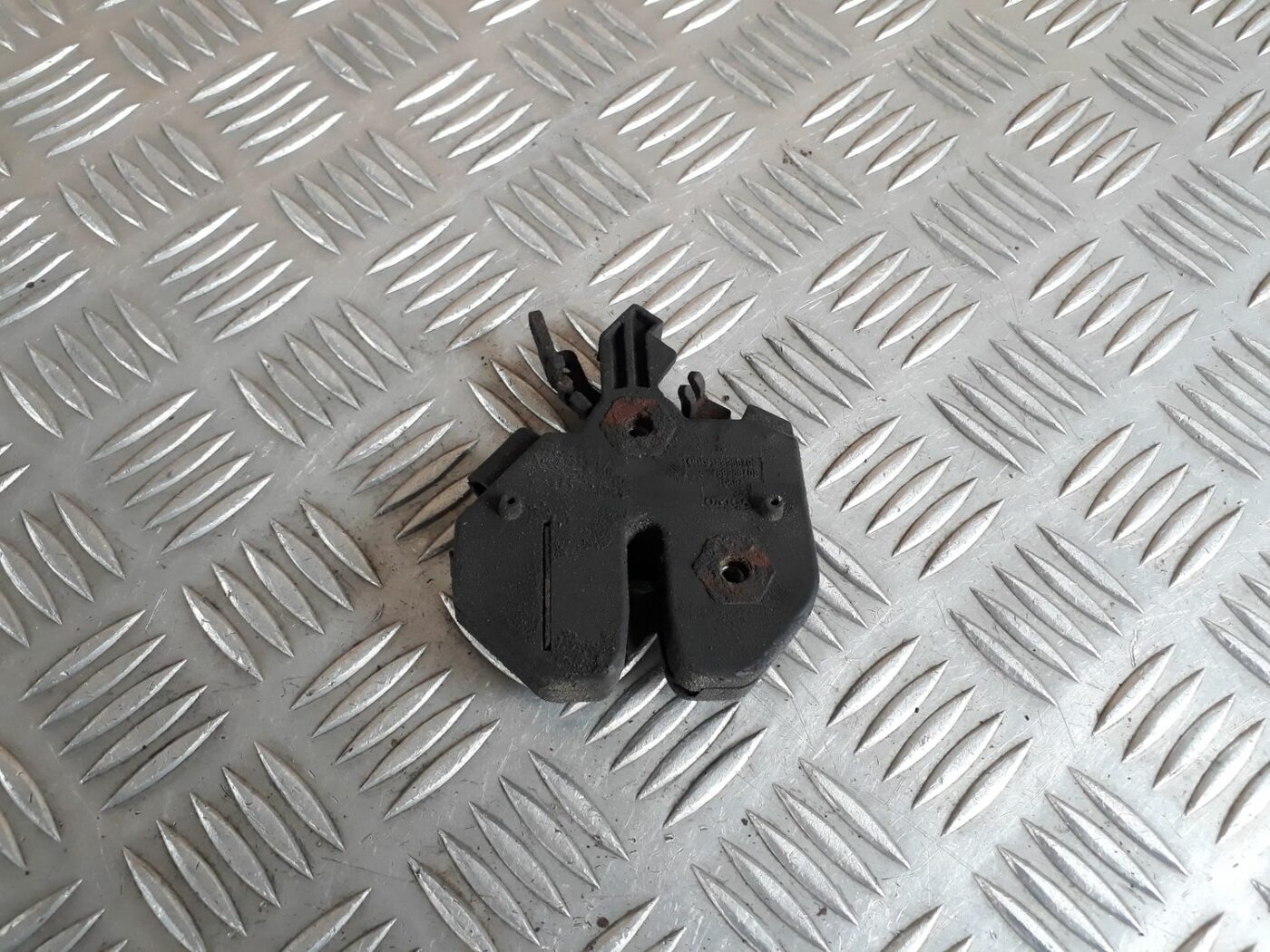 Pārsega slēdzene priekš VOLVO S60 2007