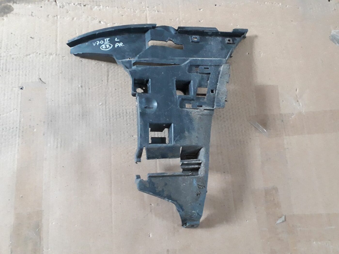 Priekšēja bufera kreisāis kronšteins priekš VOLVO S60 2007 1 Priekšēja bufera kreisāis kronšteins priekš VOLVO S60 2007