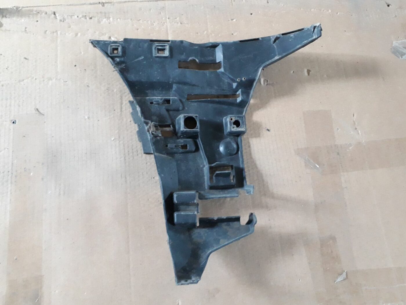 Priekšēja bufera kreisāis kronšteins priekš VOLVO S60 2007 2 Priekšēja bufera kreisāis kronšteins priekš VOLVO S60 2007