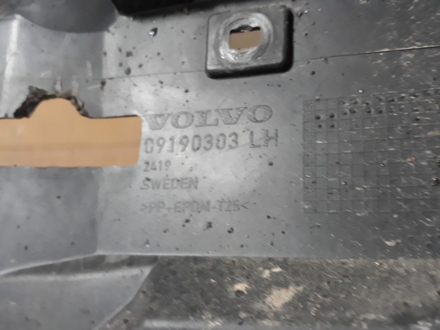 Priekšēja bufera kreisāis kronšteins priekš VOLVO S60 2007 3 Priekšēja bufera kreisāis kronšteins priekš VOLVO S60 2007